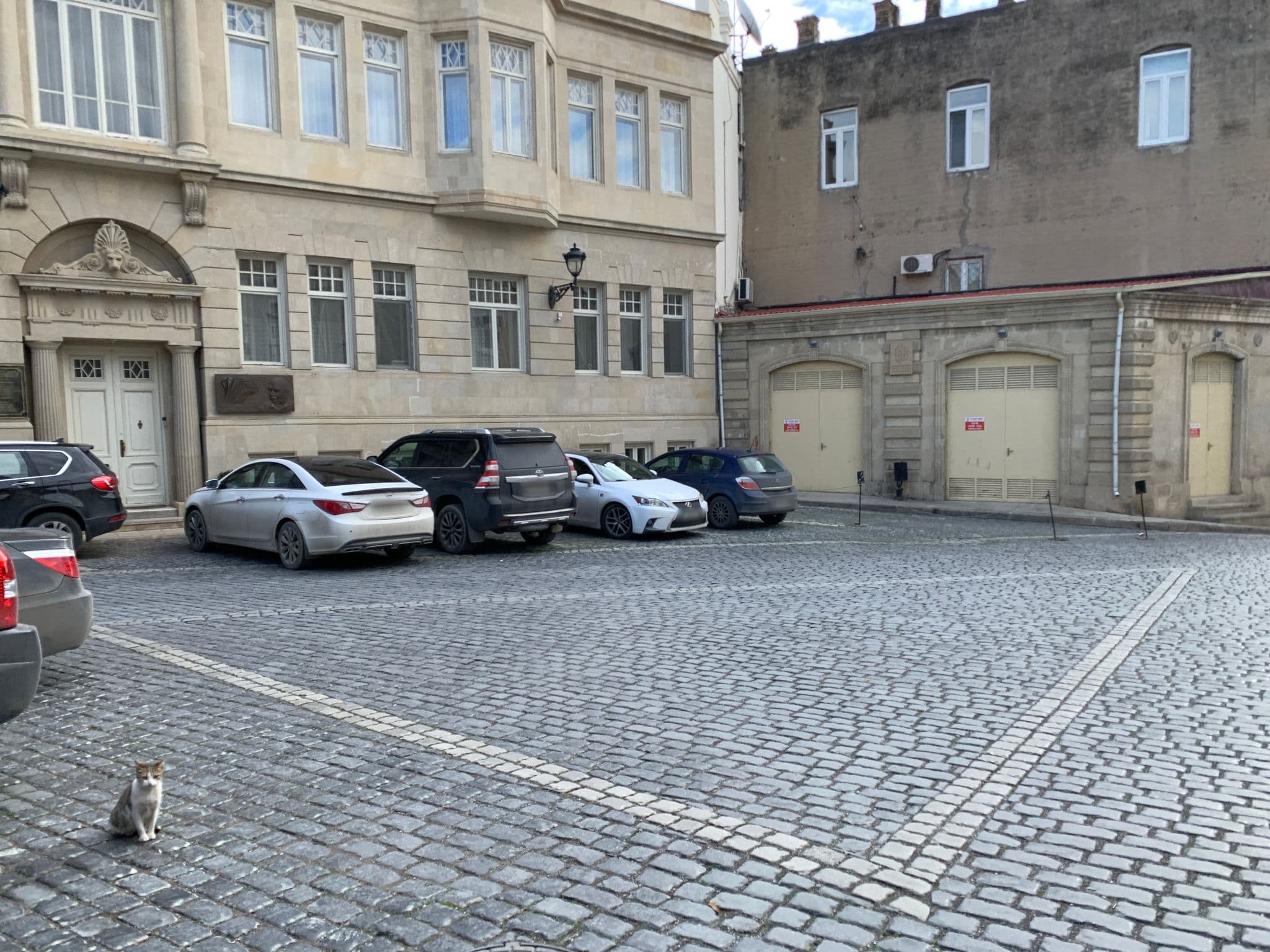 Street view near SEVEN ROOMS BOUTIQUE HOTEL, Badamdar — © robot8a (CC BY-SA · Mapillary)