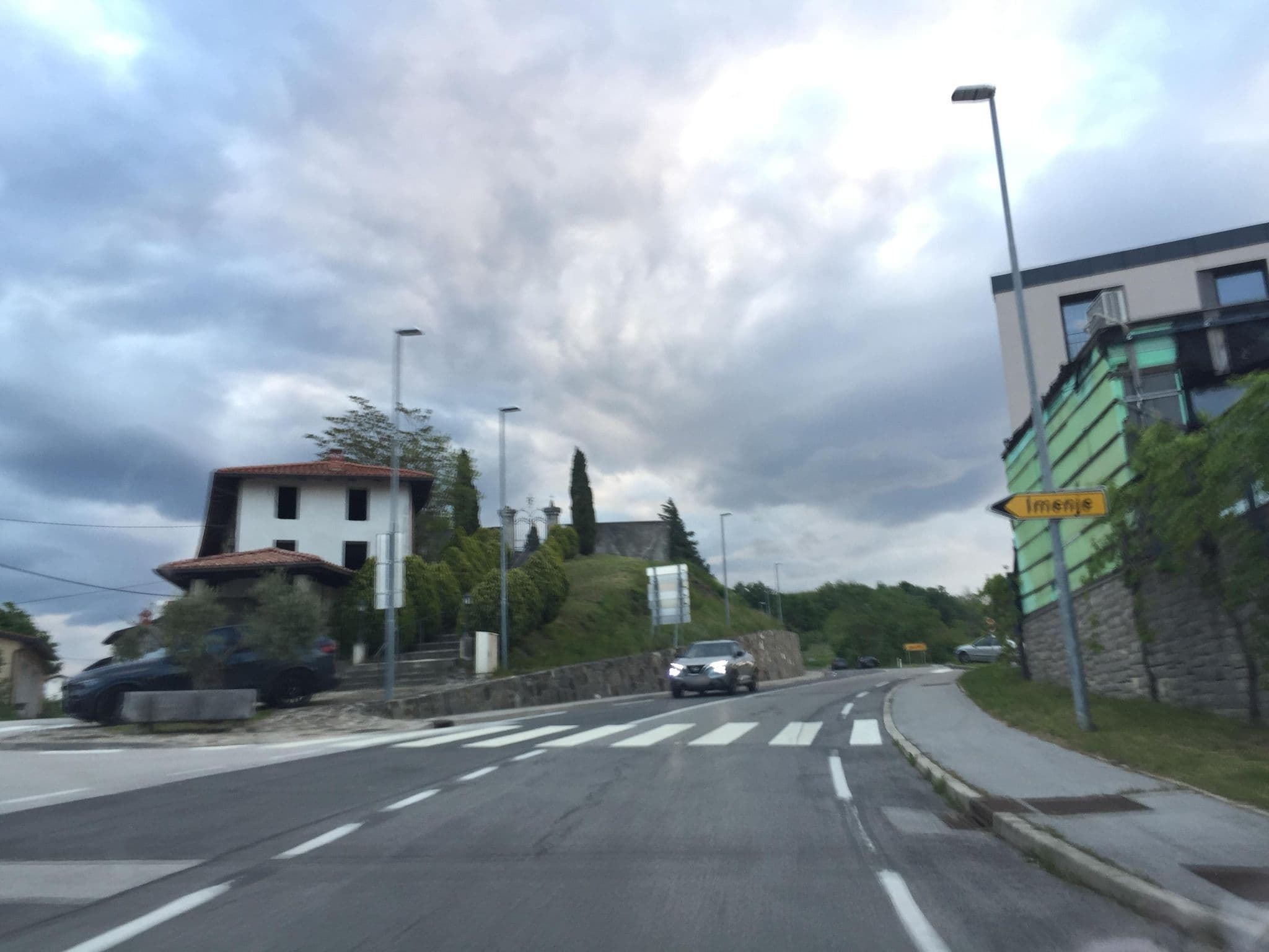Street view near Hotel San Martin, Deskle — © igorzo (CC BY-SA · Mapillary)
