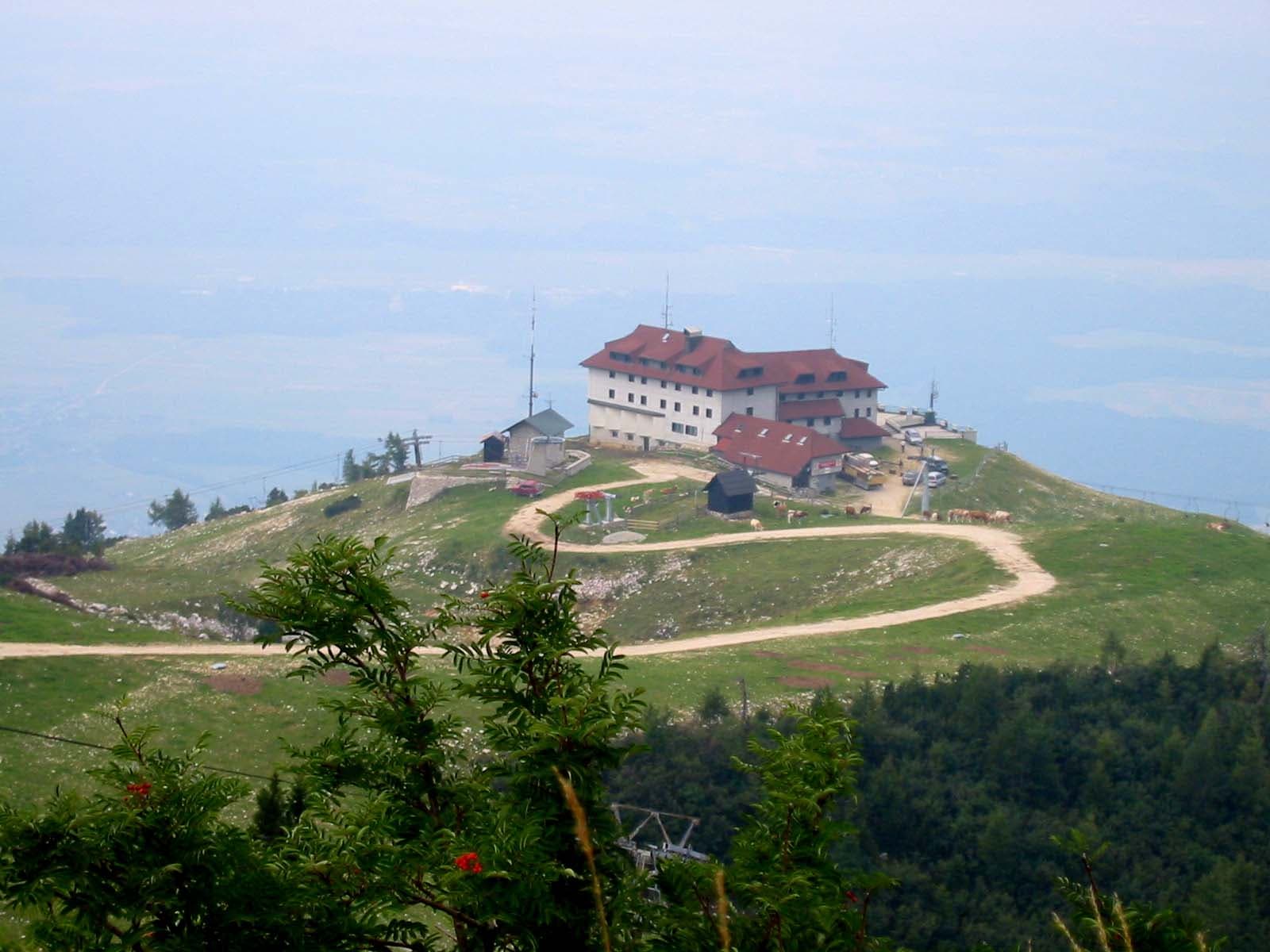 Dom Na Krvavcu (via Wikimedia Commons, Public domain)