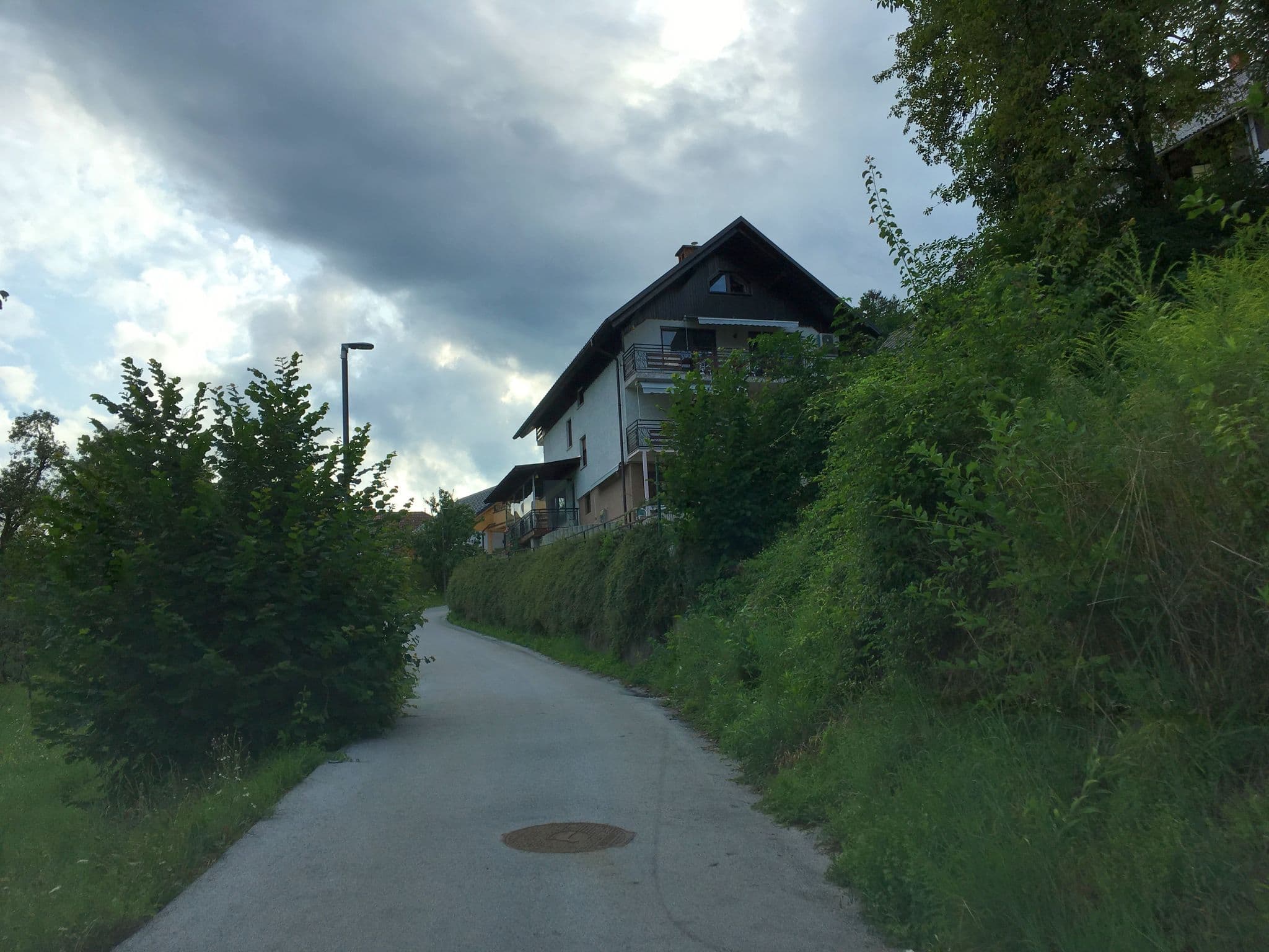 Street view near Sobe in Apartmaji Šimenc, Bled — © istefanos (CC BY-SA · Mapillary)