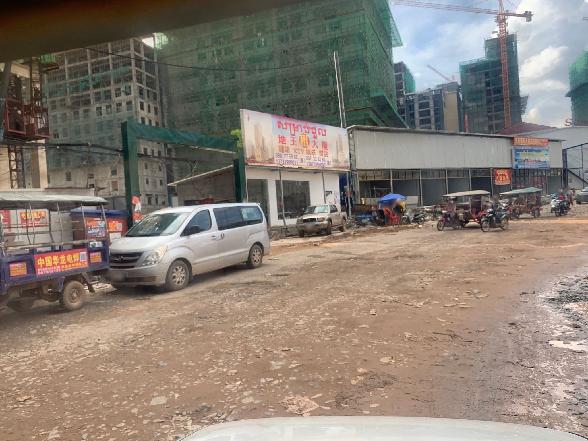 Street view near 新濠峰国际酒店NEW PEAK INTERNATIONAL HOTEL, Sihanoukville — © buschjost (CC BY-SA · Mapillary)