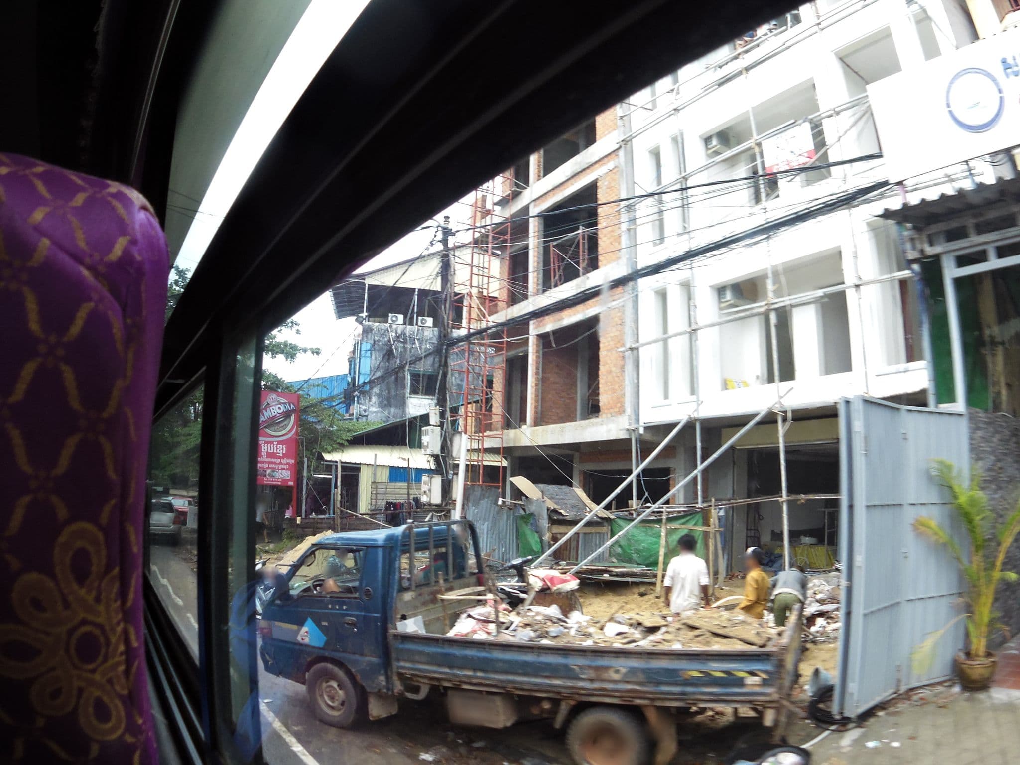 Street view near Brian Hotel（សណ្ឋាគារ ប្រាយអាន់）, Sihanoukville — © skillsy (CC BY-SA · Mapillary)