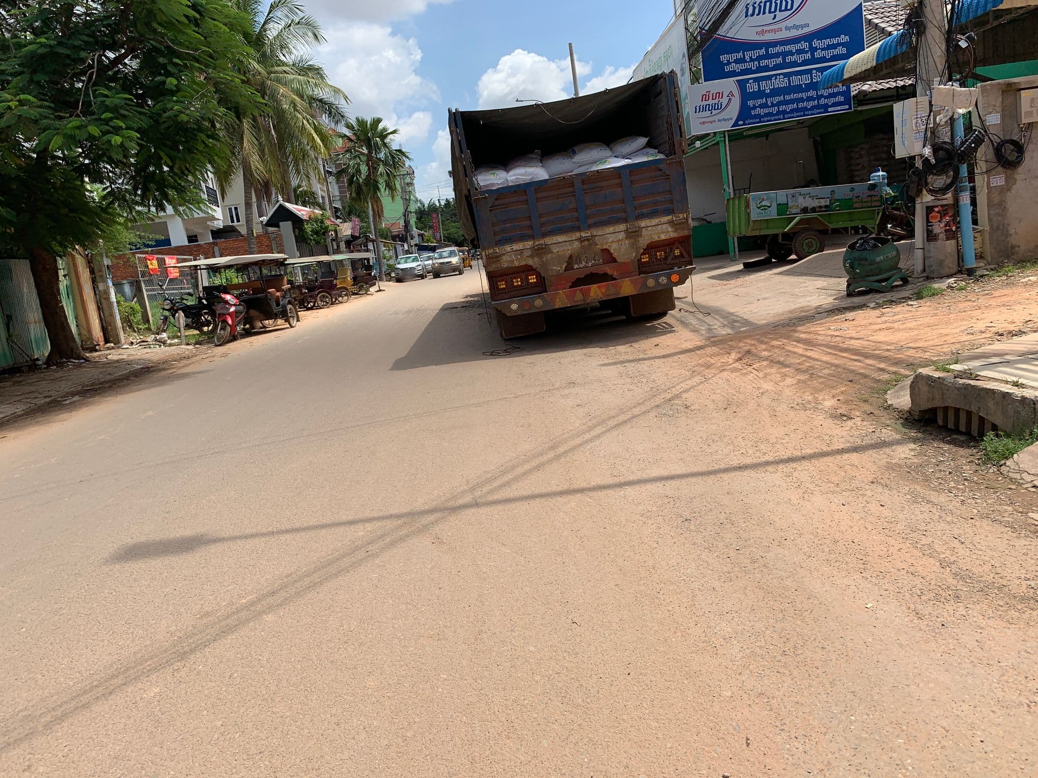 Street view near Angkor Ruby Guesthouse, Siem Reap — © buschjost (CC BY-SA · Mapillary)