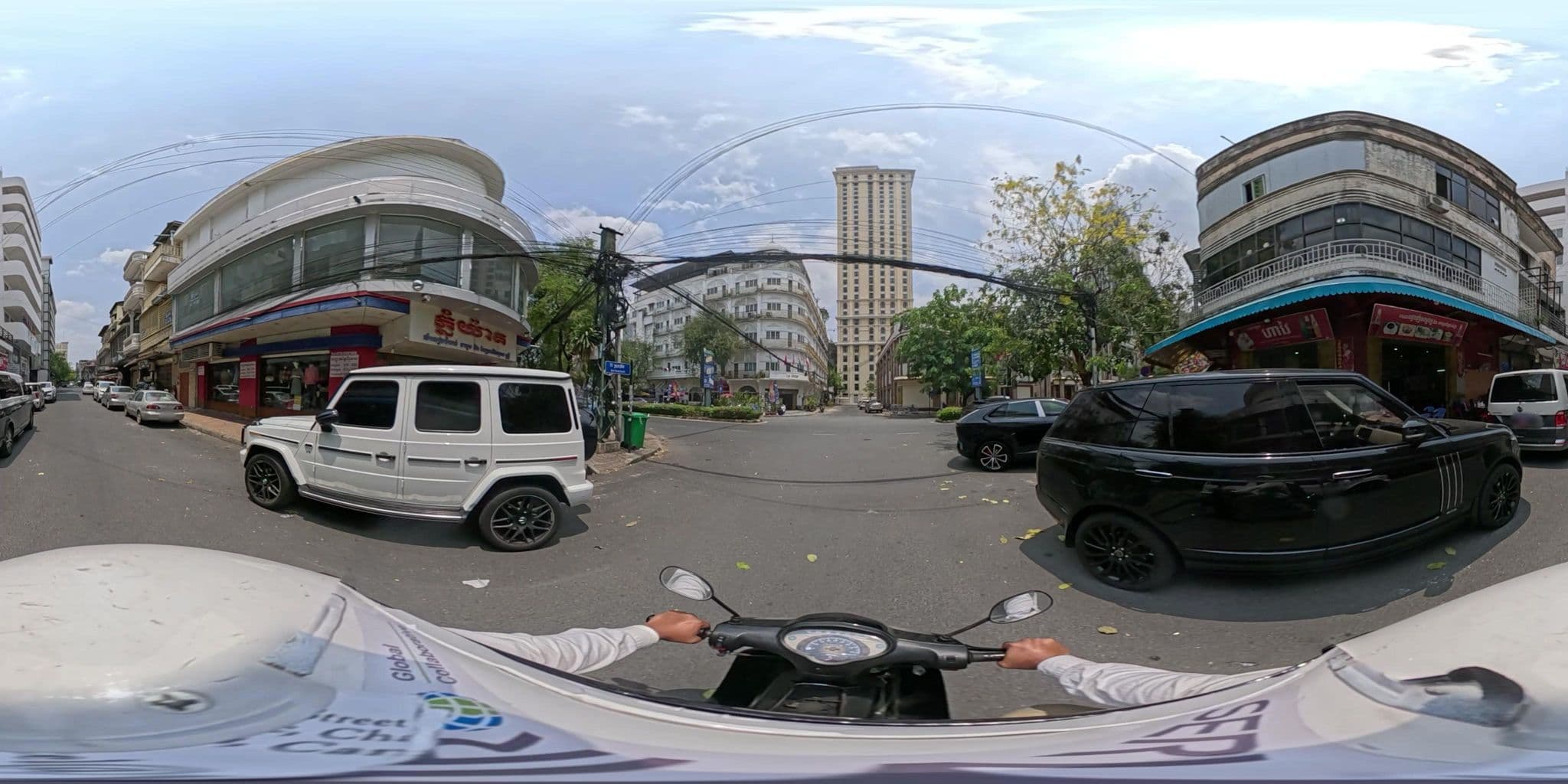 Street view near Le Hotel, Phnom Penh — © vteck (CC BY-SA · Mapillary)