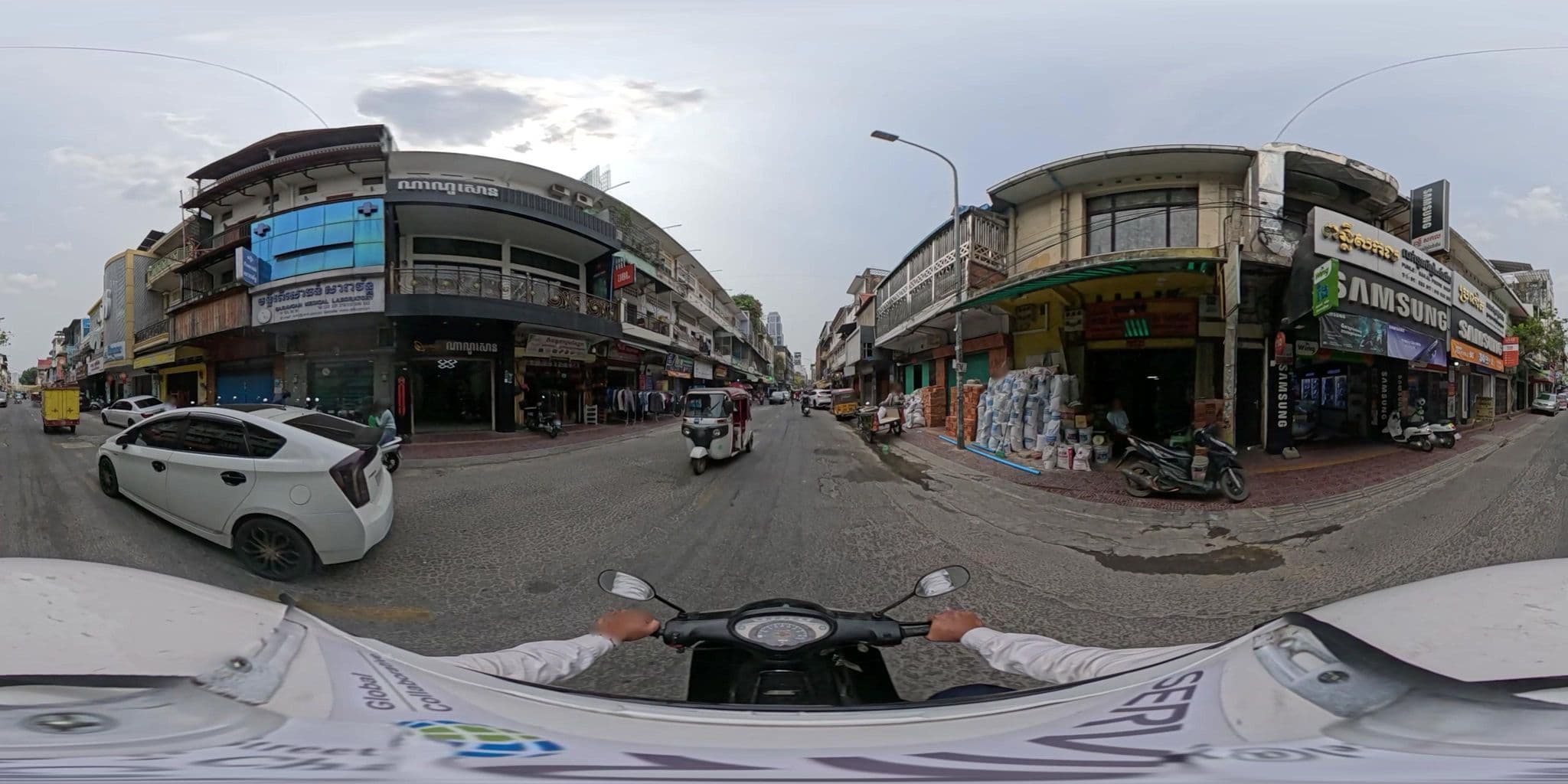 Street view near Dynsey Flashpacker Hostel, Phnom Penh — © vteck (CC BY-SA · Mapillary)