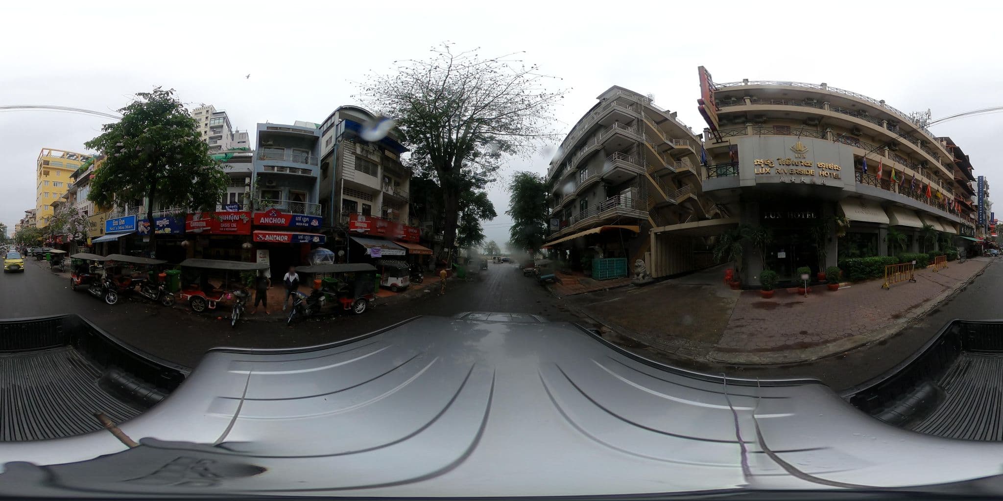 Street view near Amari Watergate Hotel, Phnom Penh — © kaart_2 (CC BY-SA · Mapillary)