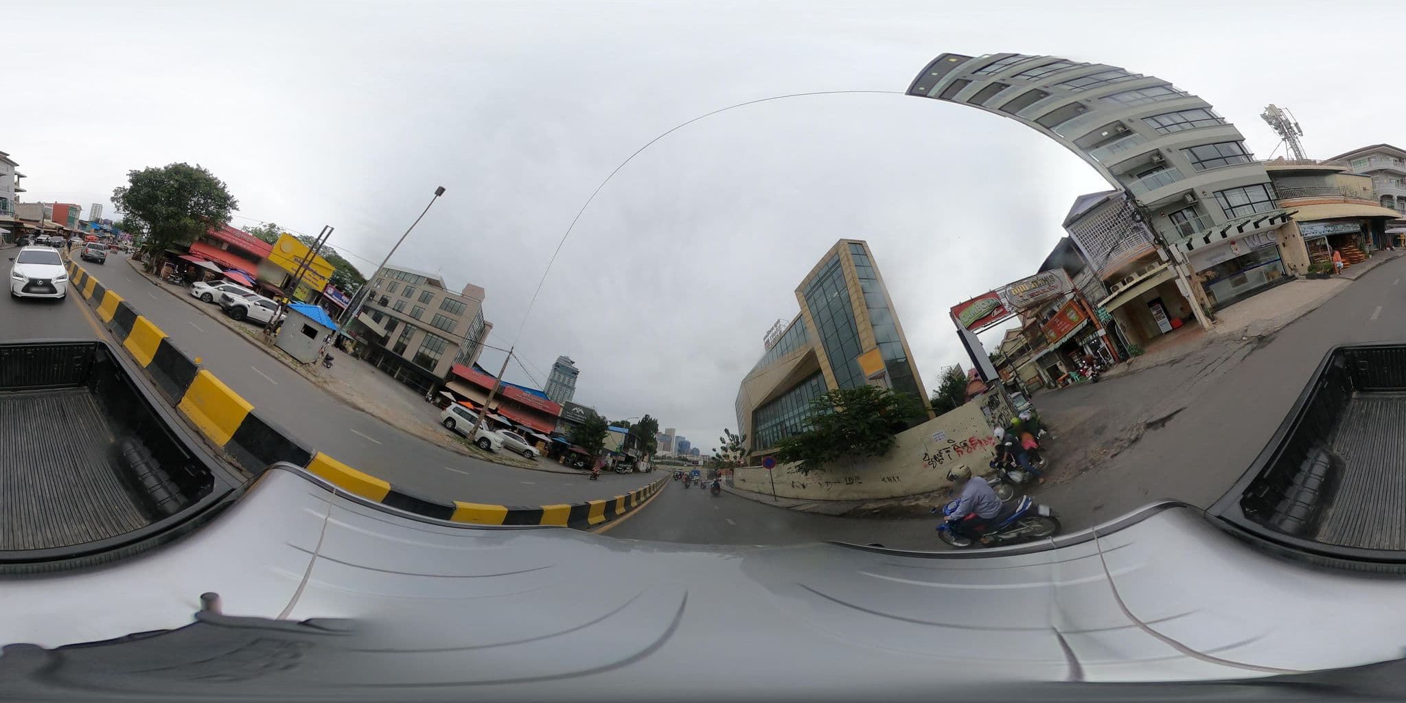 Street view near Wh Chamkarmorn Residence, Phnom Penh — © kaart_2 (CC BY-SA · Mapillary)