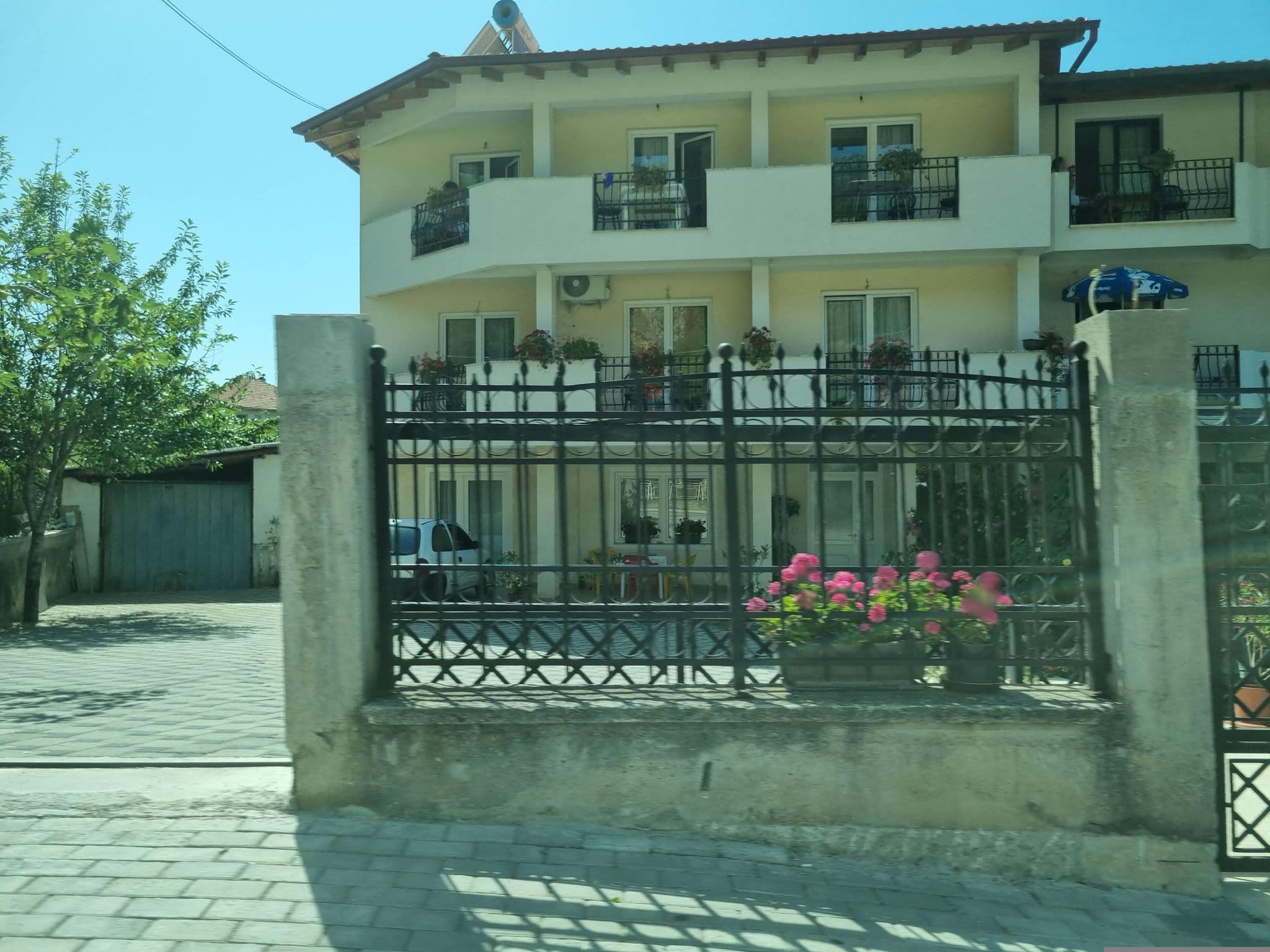 Street view near Apartmani Picioski, Ohrid — © bobbyrob (CC BY-SA · Mapillary)