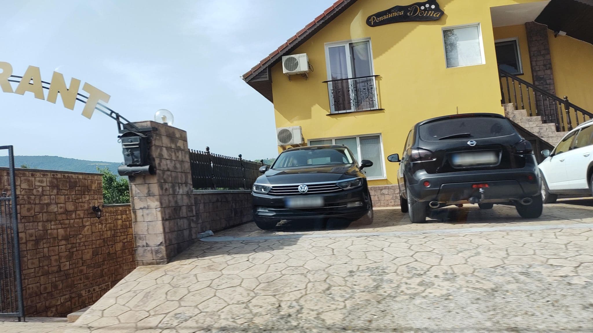 Street view near Pensiunea Doina, Eşelniţa — © rsandu (CC BY-SA · Mapillary)