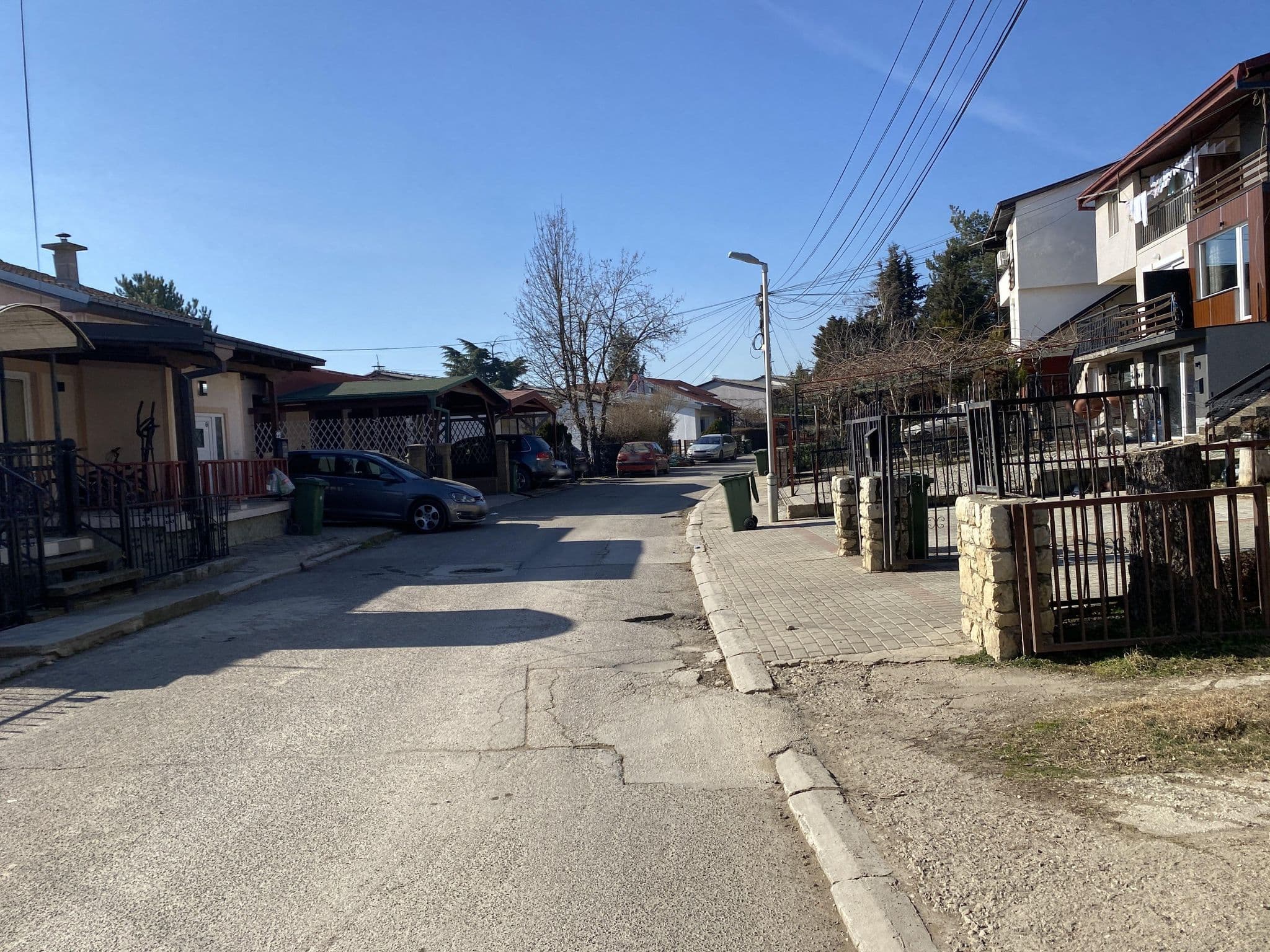 Street view near mesto nedostapno za mediumite, Radishani — © sashaa (CC BY-SA · Mapillary)