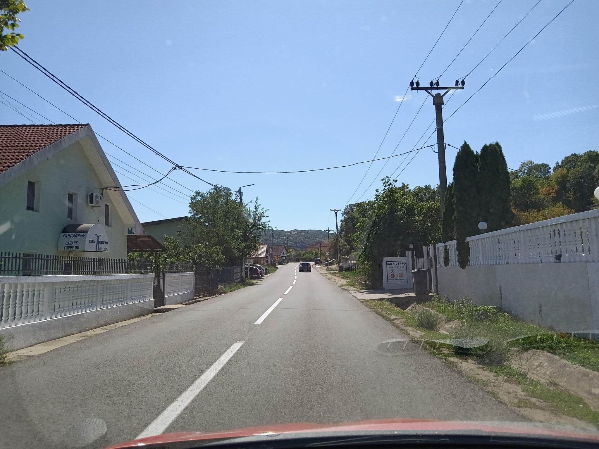 Street view near Pensiunea Yuppi Du, Eşelniţa — © nglf (CC BY-SA · Mapillary)