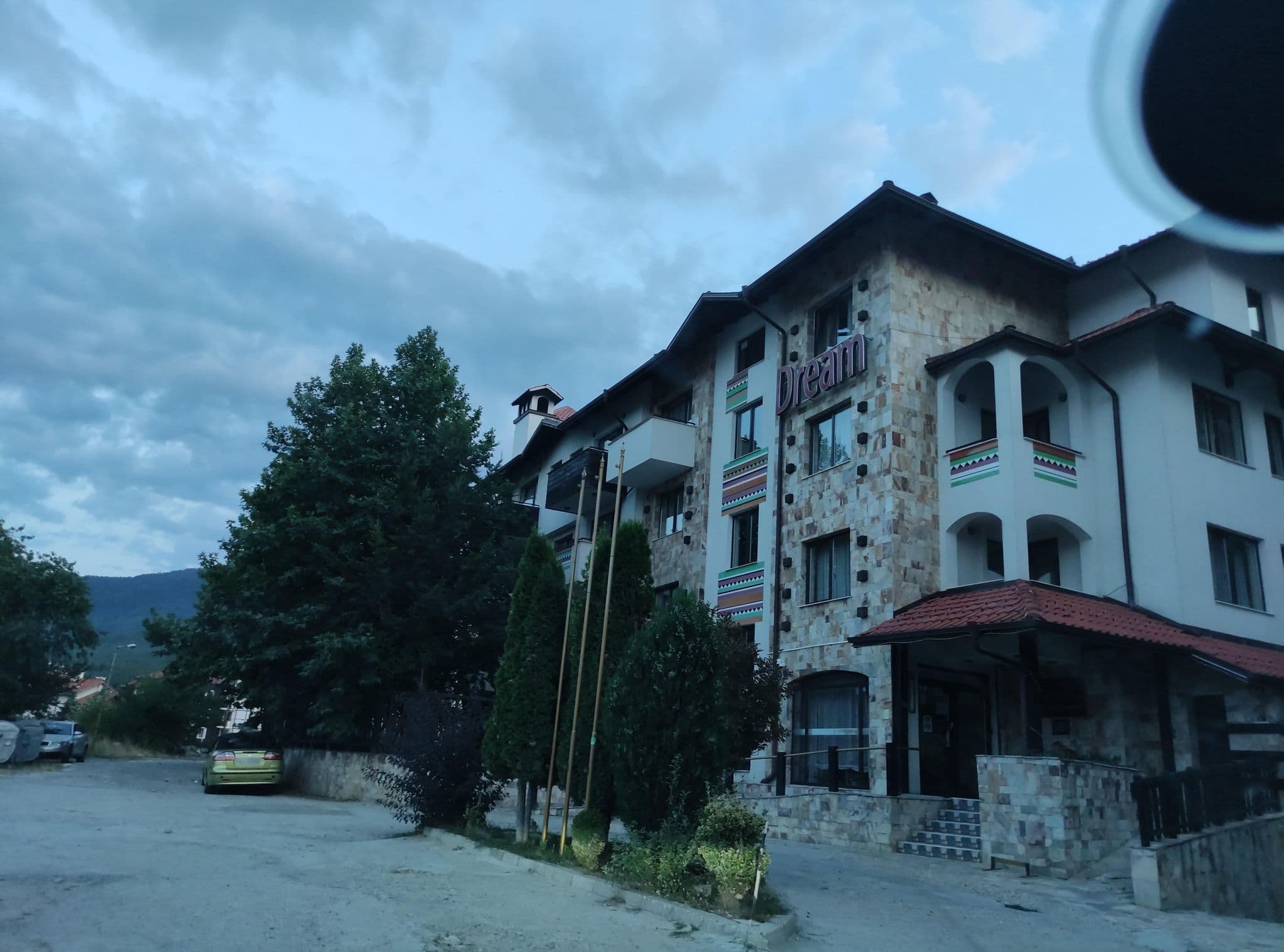 Street view near Dream apartment complex ****, Pehčevo — © neau (CC BY-SA · Mapillary)