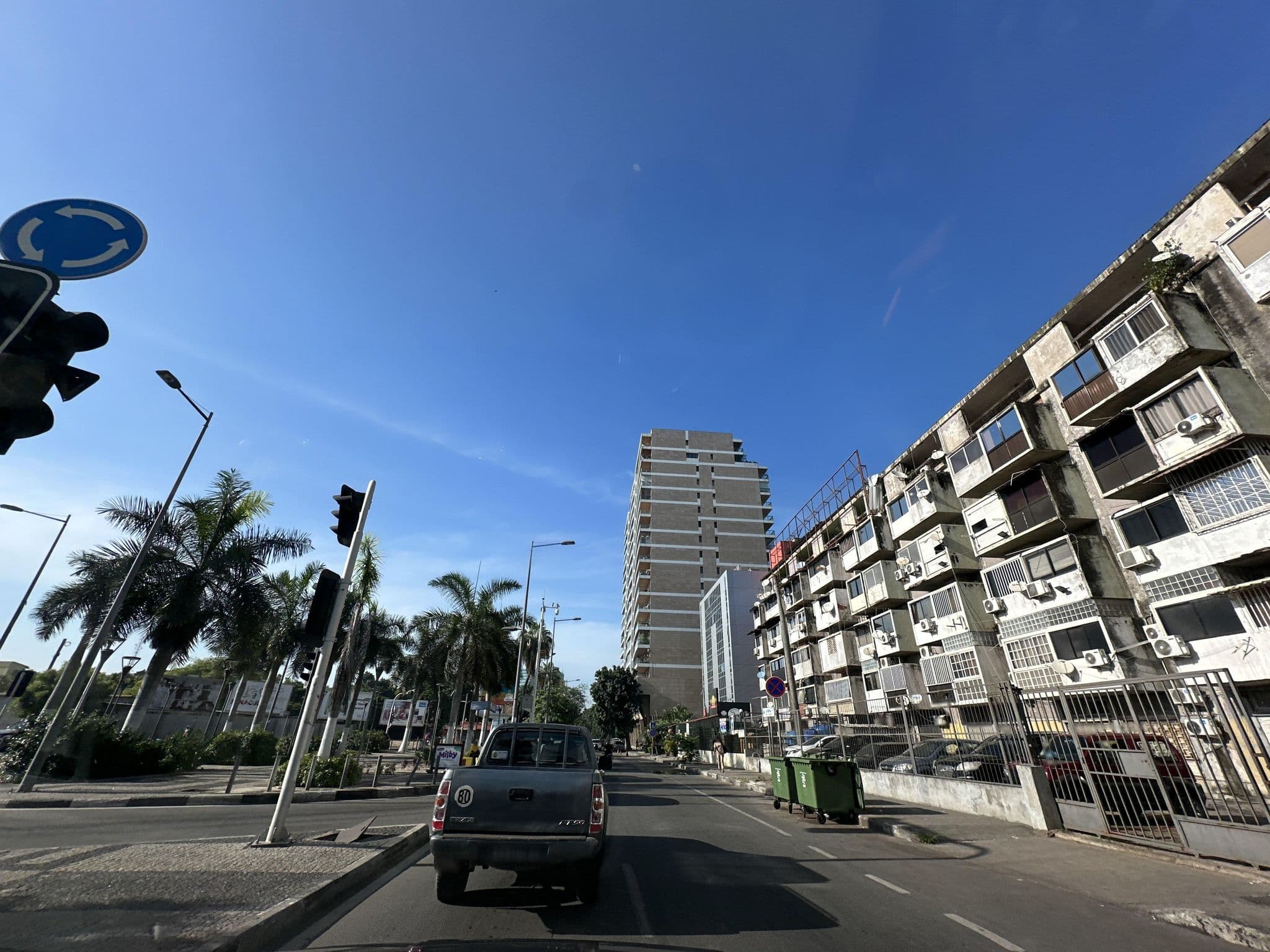 Street view near Hotel Express Avalade, Luanda — © viatorsuperum (CC BY-SA · Mapillary)
