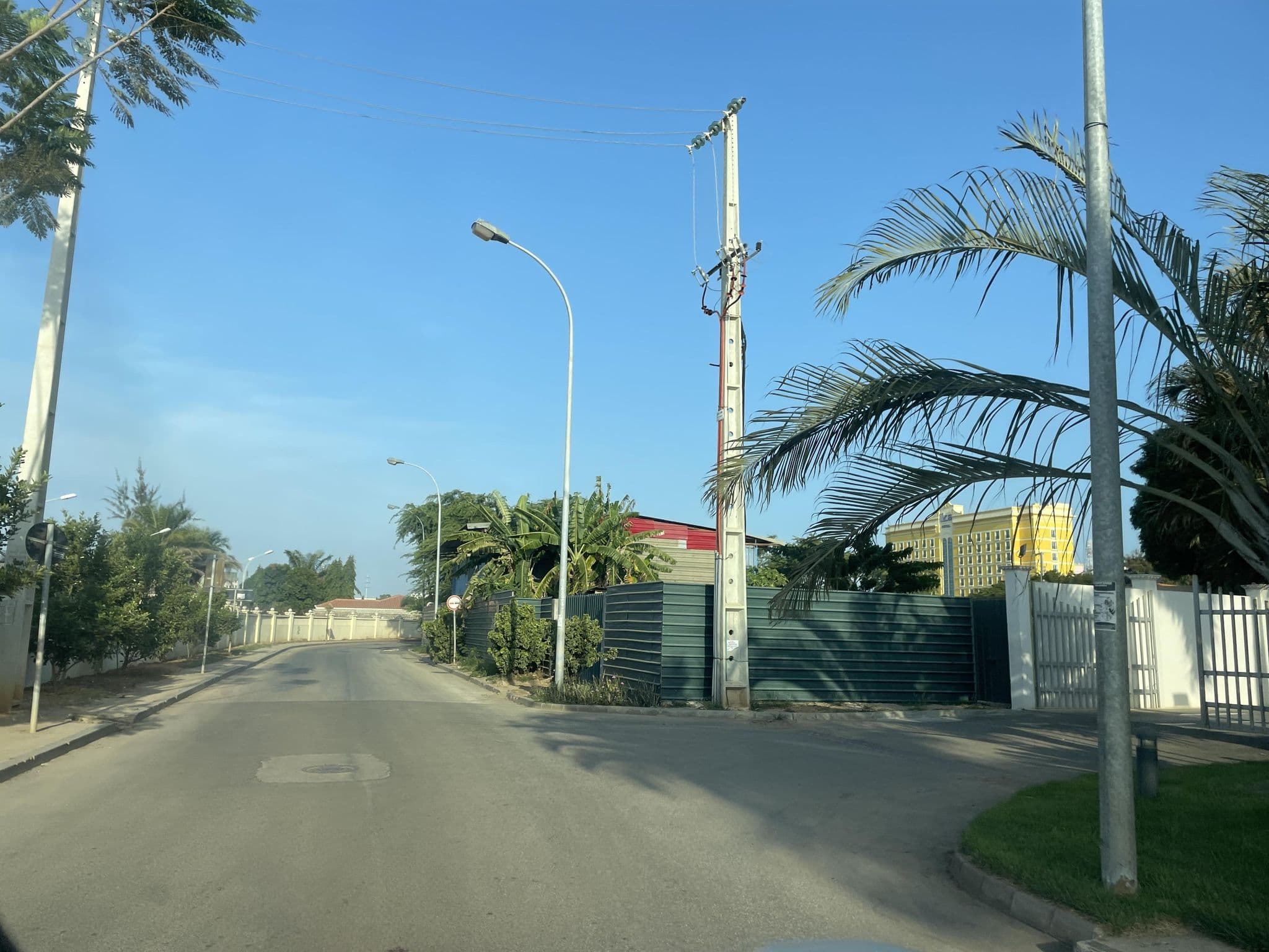 Street view near Palmeiras Suite Hotel, Talatona — © Manolo23 (CC BY-SA · Mapillary)