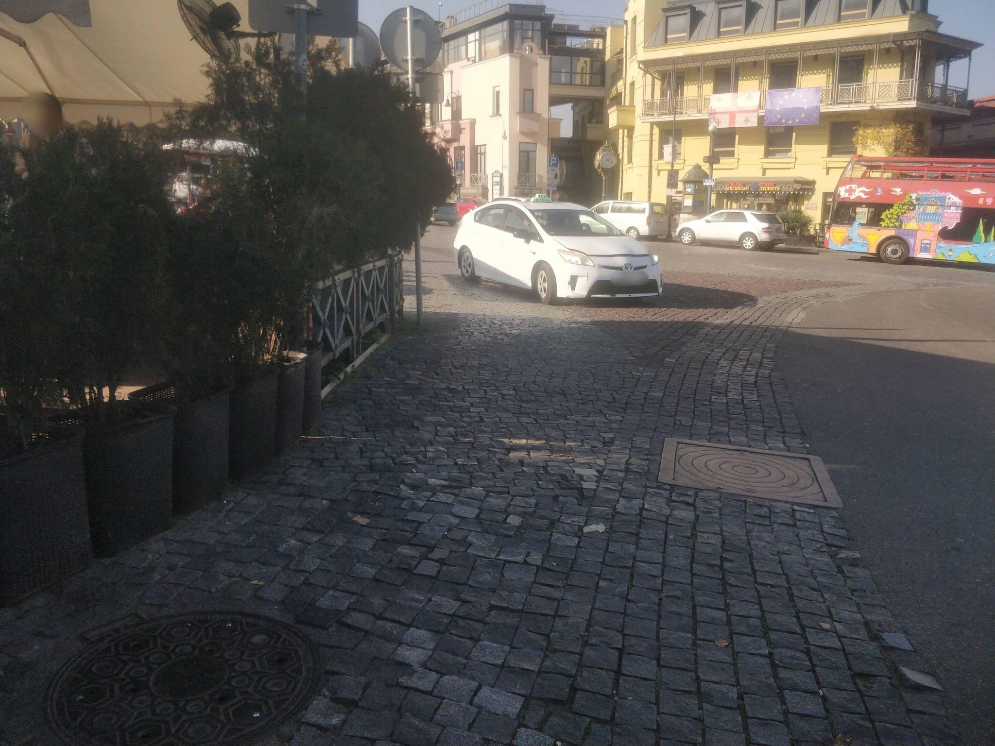 Street view near Hotel E’lesa, Tbilisi — © dav23r (CC BY-SA · Mapillary)
