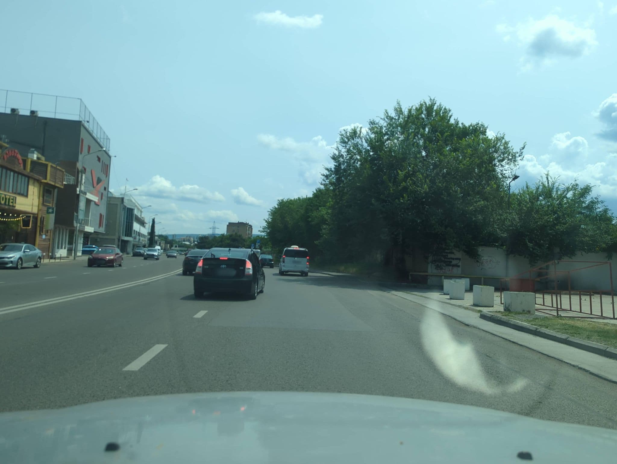 Street view near Texas Hotel, Dighomi — © skemmdar (CC BY-SA · Mapillary)