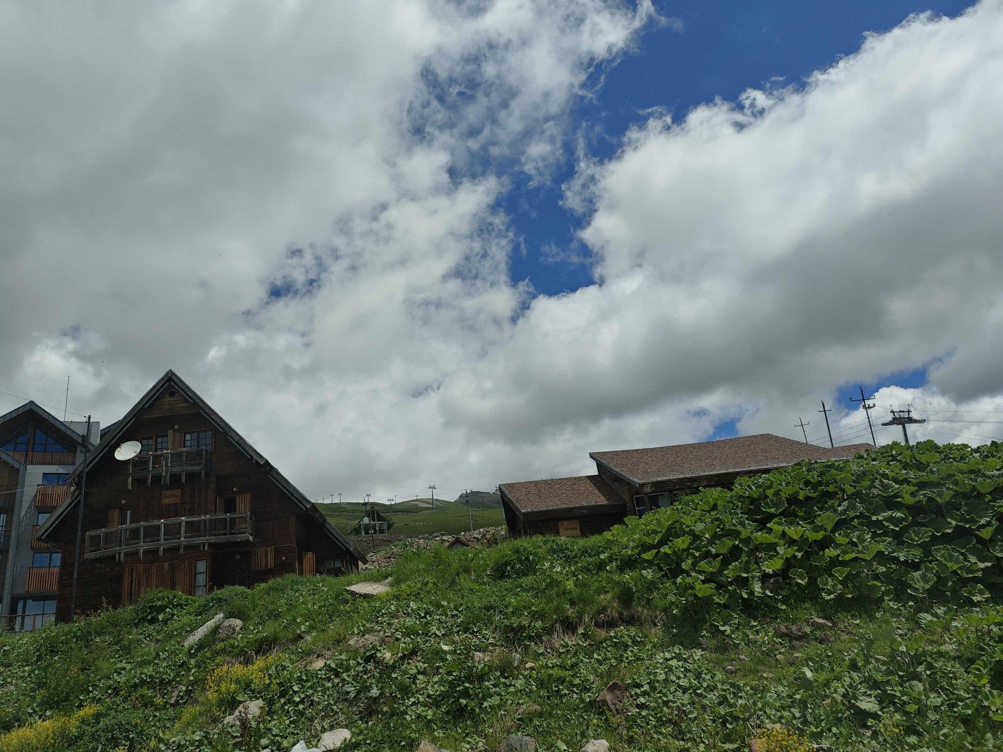 Street view near Bidara Hostel, Gudauri — © emptychild (CC BY-SA · Mapillary)