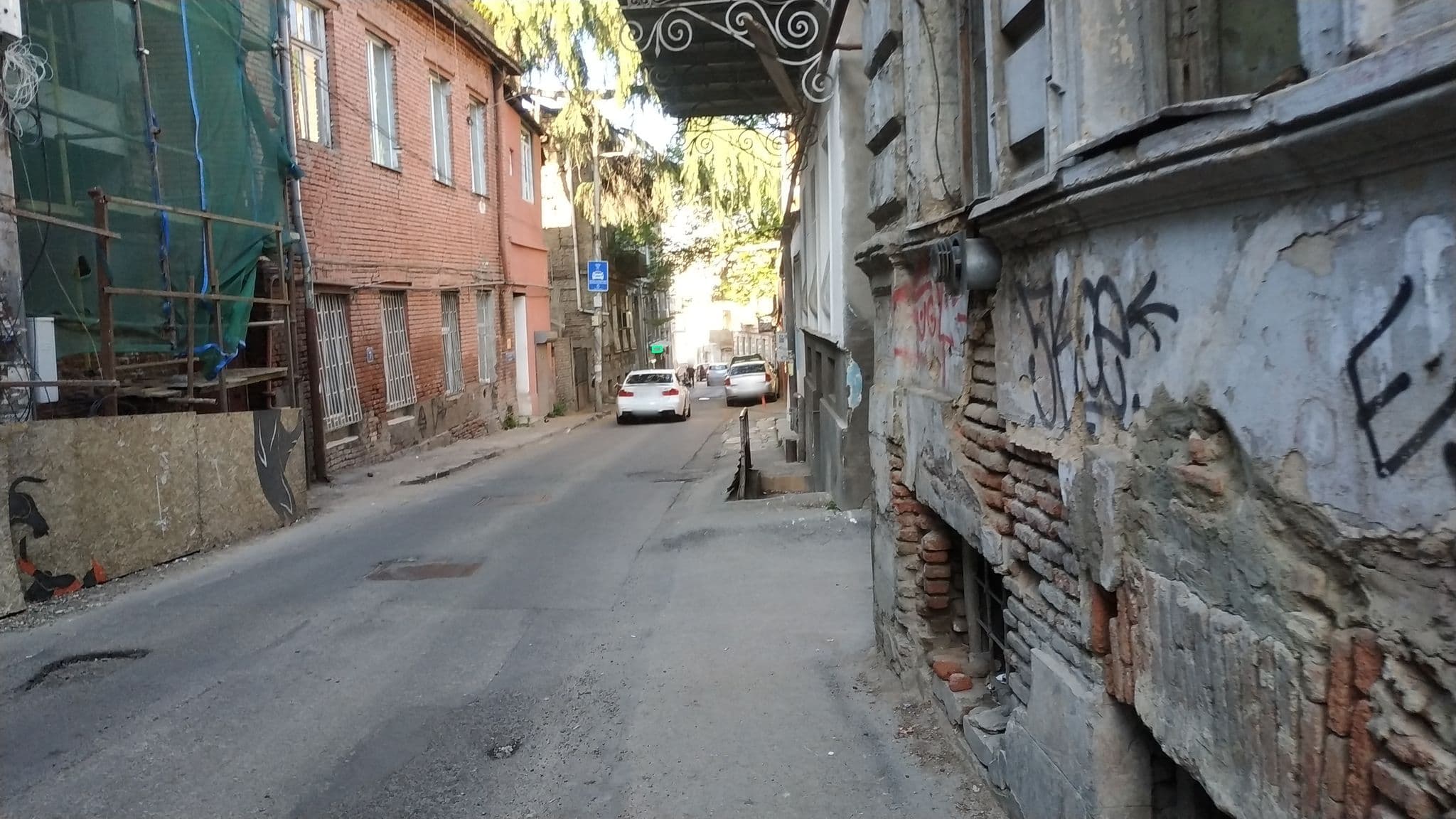 Street view near Quiet Corner Hotel, Tbilisi — © sarurnreya (CC BY-SA · Mapillary)