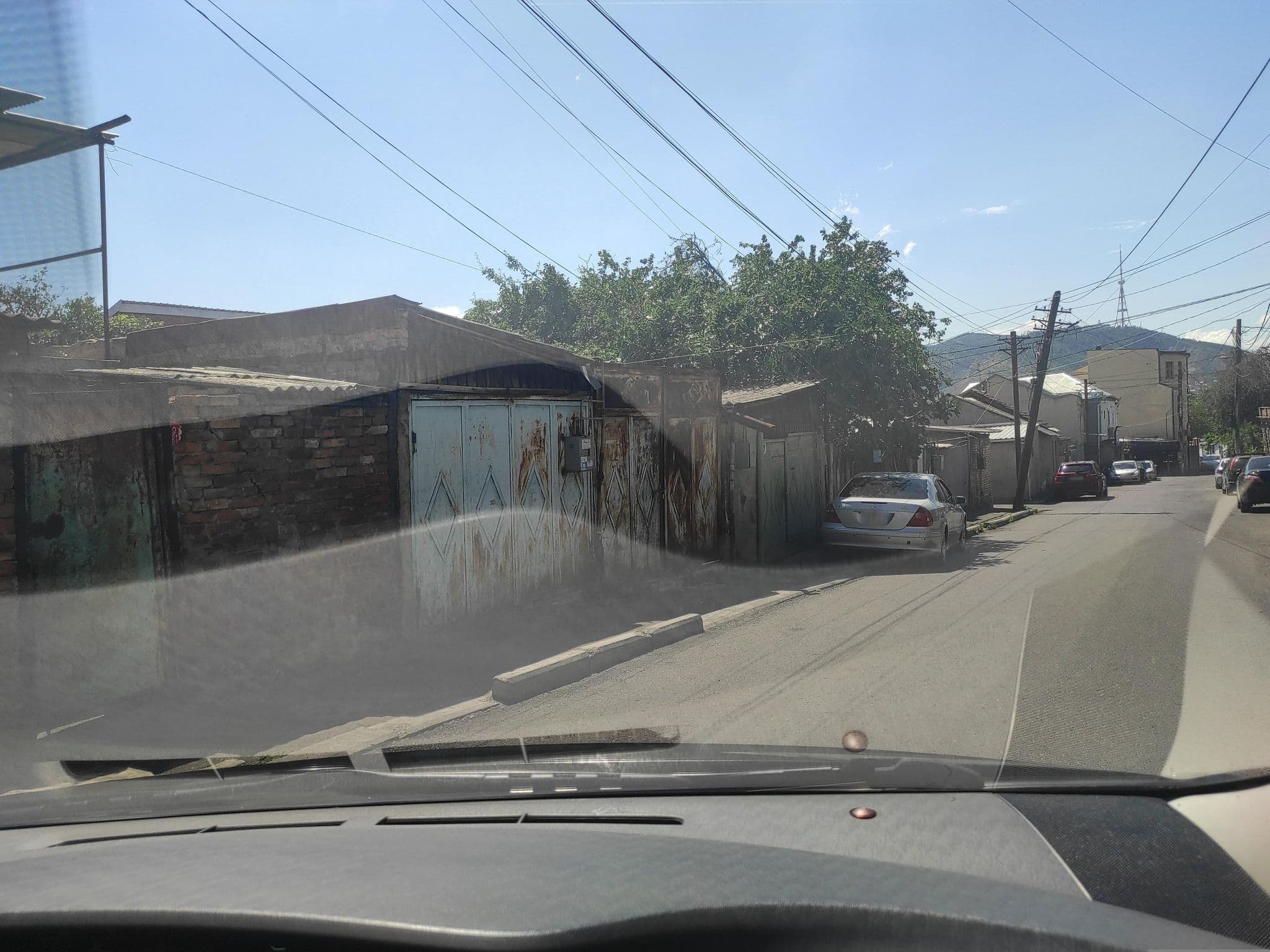 Street view near Hotel Oasis, Tbilisi — © David_Osipov (CC BY-SA · Mapillary)