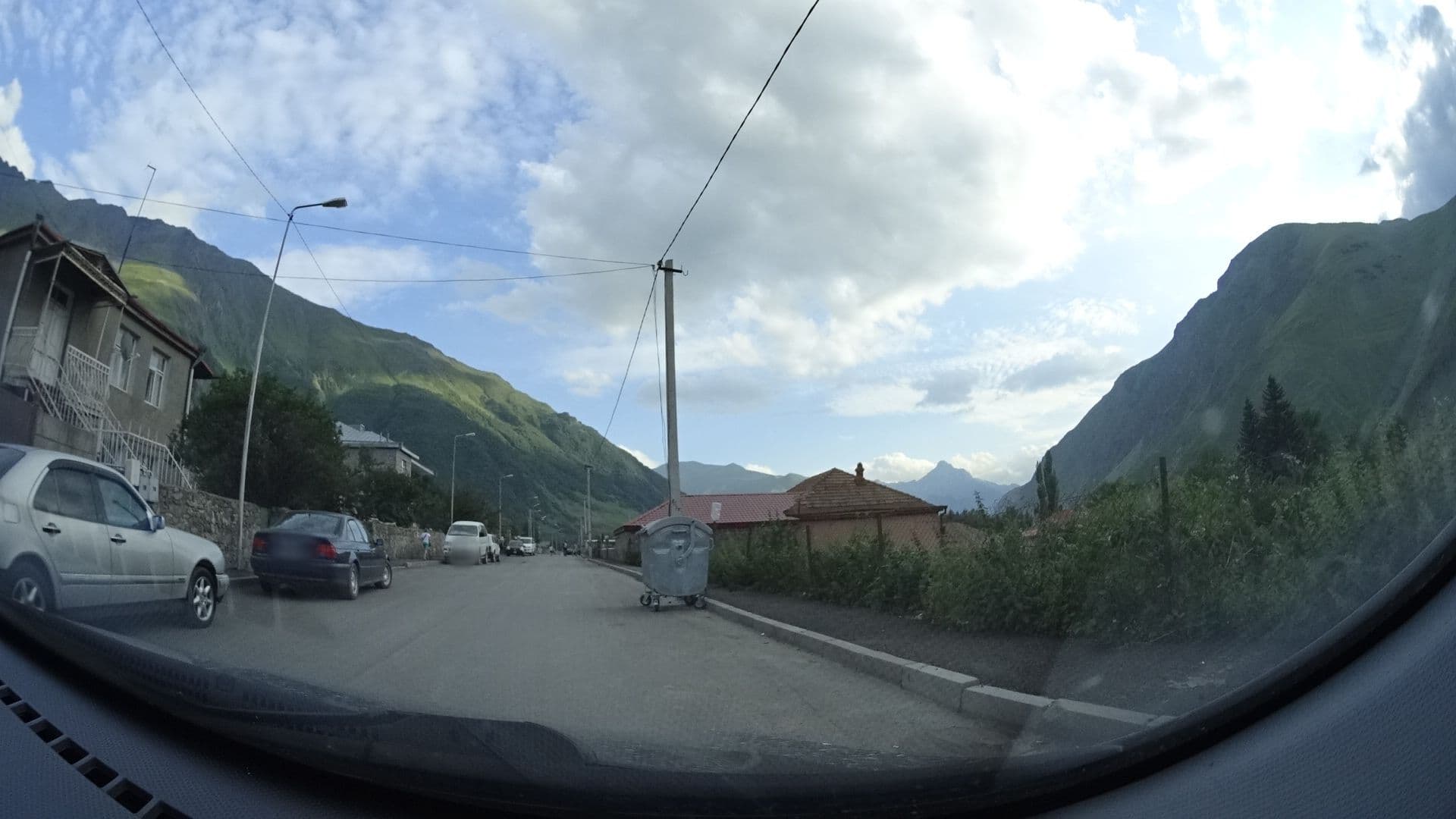 Street view near Dodo Apartament, Stepantsminda — © sashazykov (CC BY-SA · Mapillary)