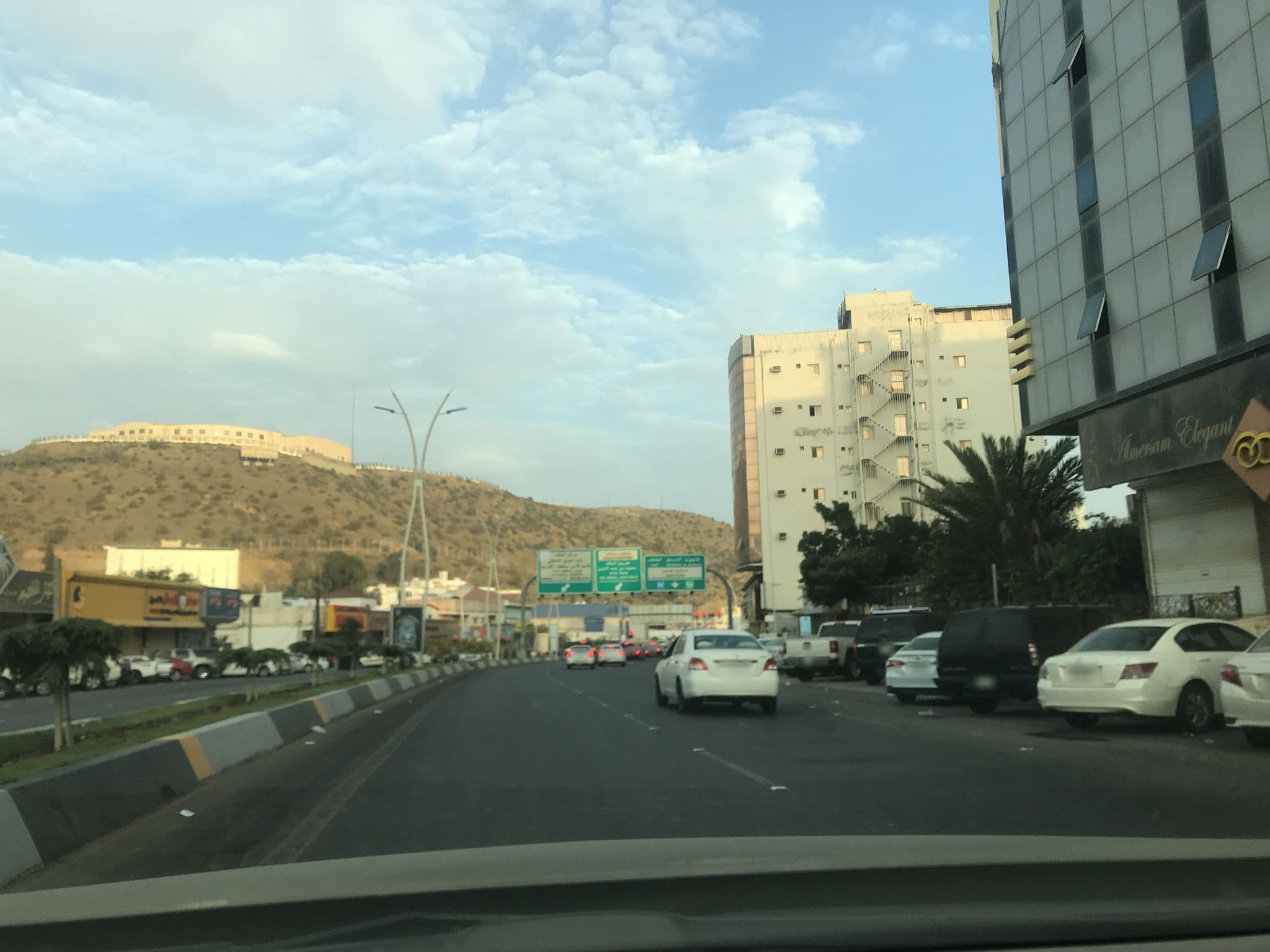 Street view near Al Zulfan Hotel | فندق الزلفان, Al Bahah — © zuhair (CC BY-SA · Mapillary)