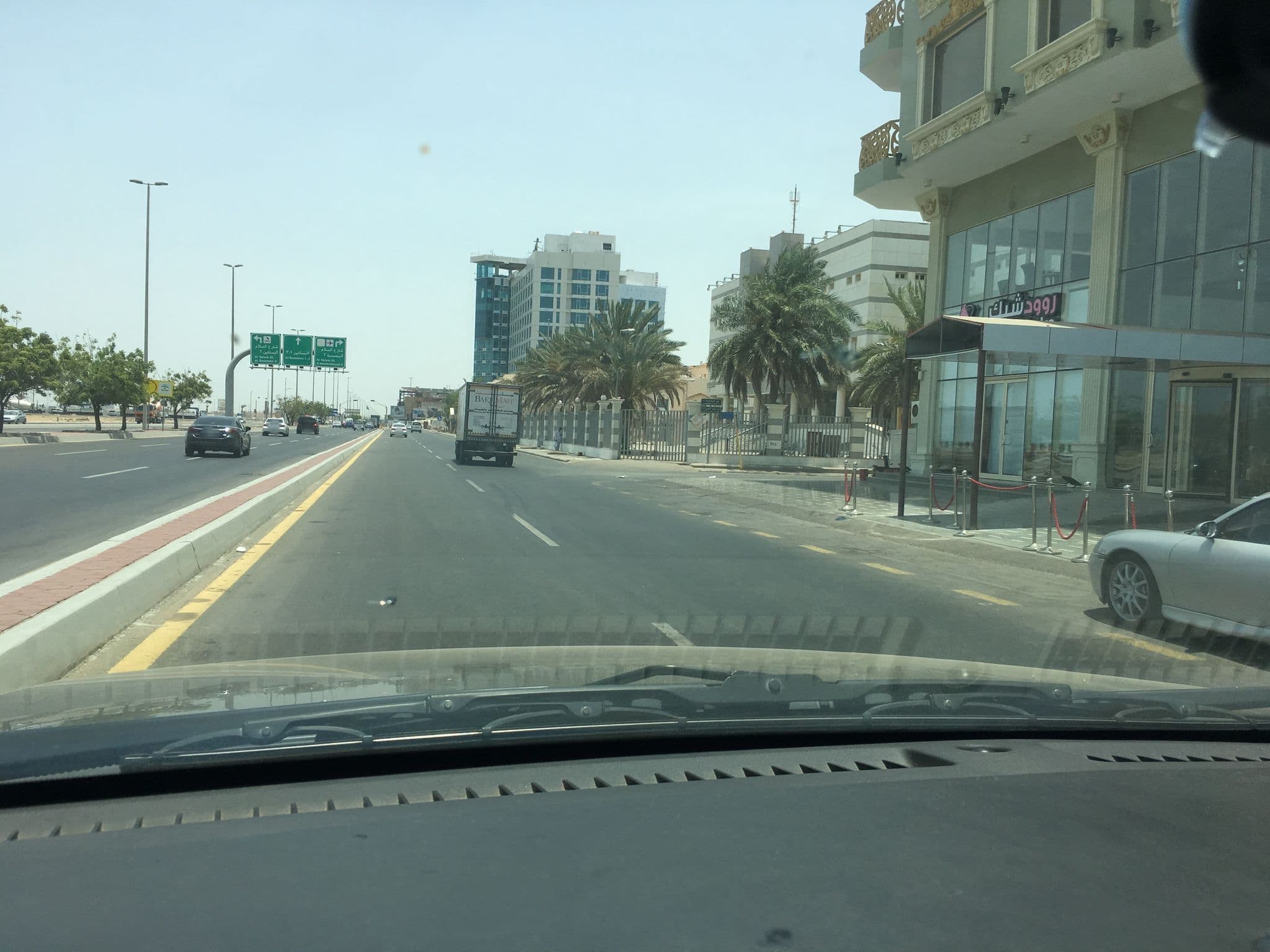 Street view near Le Chateau Hotel, Jeddah — © maanhazzazi (CC BY-SA · Mapillary)