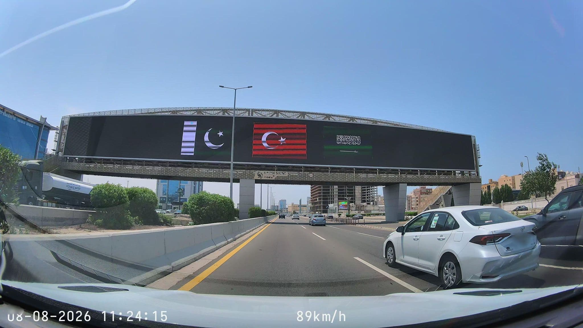 Street view near Jeddah Orchid Hotel جدة أوركيد, Jeddah — © mechari (CC BY-SA · Mapillary)