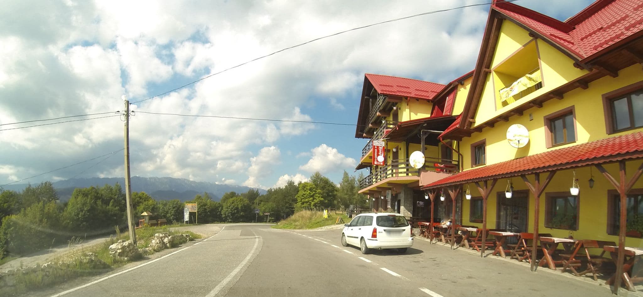 Street view near La Gheorghiță Han Bistro, Moeciu de Jos — © deeeznuuuts (CC BY-SA · Mapillary)