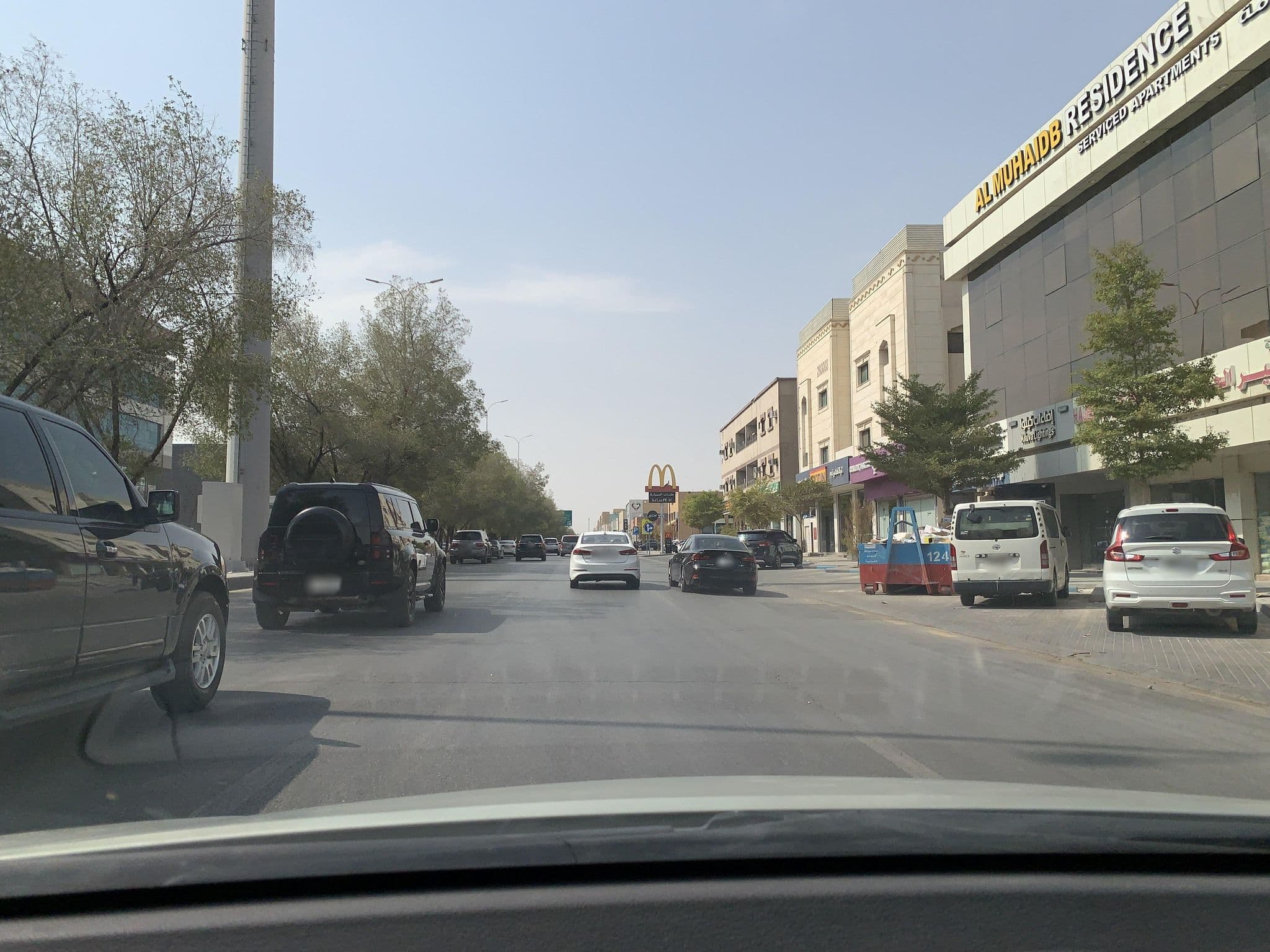 Street view near Almohadib Hotel | فندق المهيدب, Riyadh — © MahmoudRagab_HudhudMaps (CC BY-SA · Mapillary)