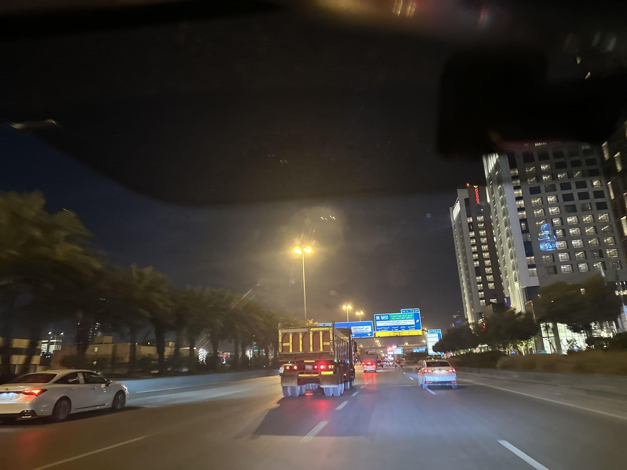 Street view near Hilton Garden In, ‘Irqah — © Ayeidj (CC BY-SA · Mapillary)