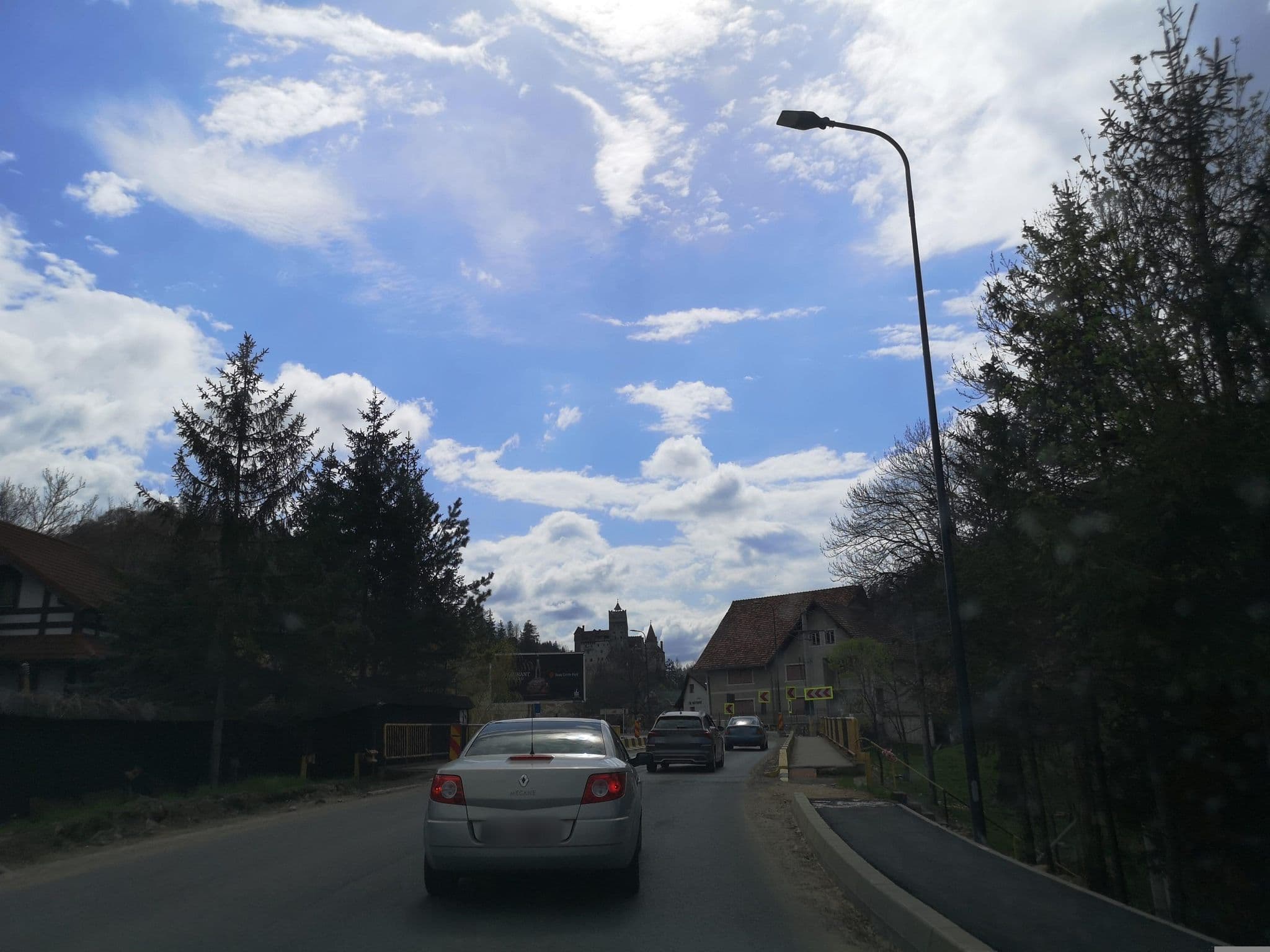 Street view near Pensiunea Casa Medievală, Bran — © moon4 (CC BY-SA · Mapillary)