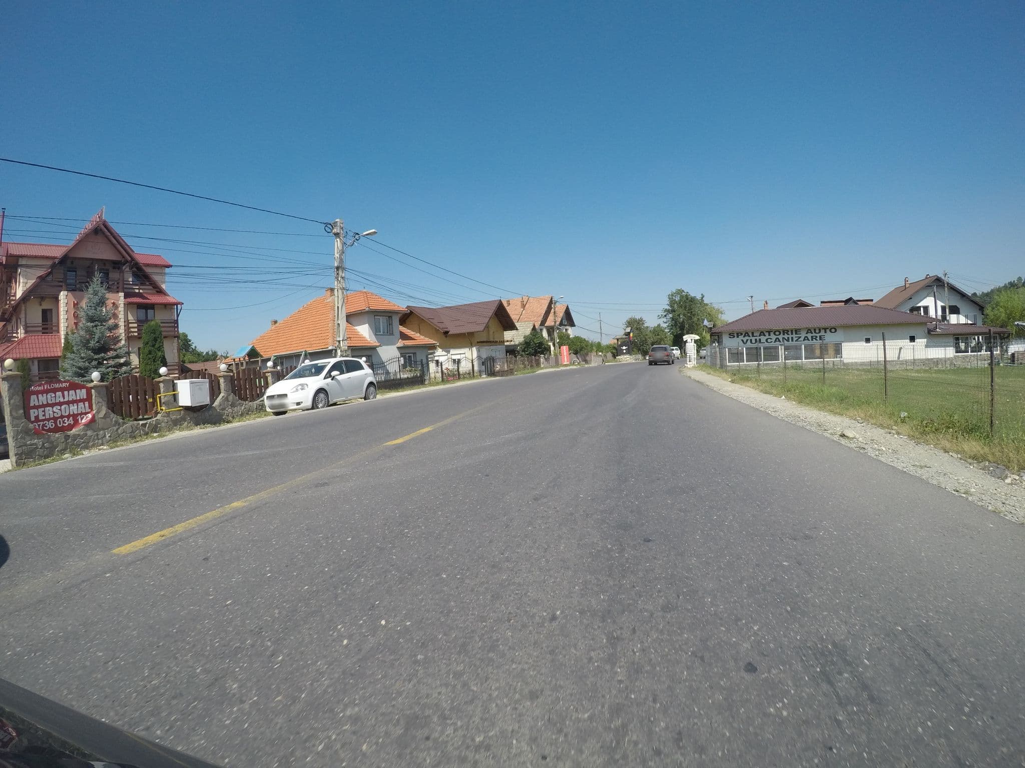 Street view near Hotel Flo’Mary, Bran — © chrisbeddow (CC BY-SA · Mapillary)