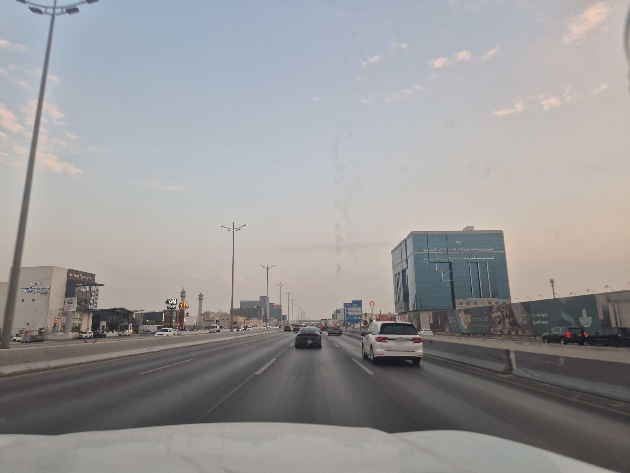 Street view near Ashgan Hotel, Dammam — © kubikanber (CC BY-SA · Mapillary)