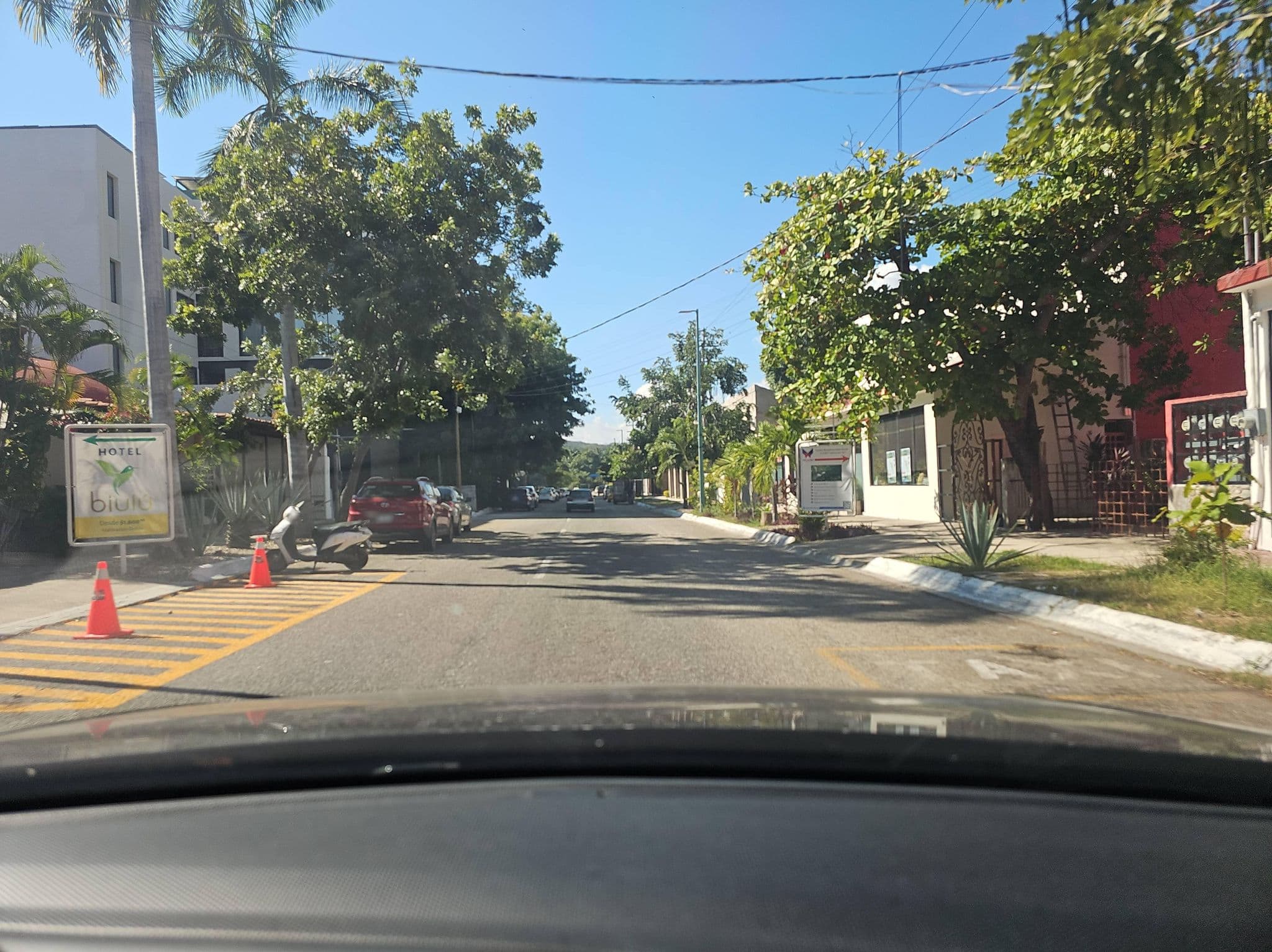 Street view near Vintage Hotel, Crucecita — © ezaratemx (CC BY-SA · Mapillary)