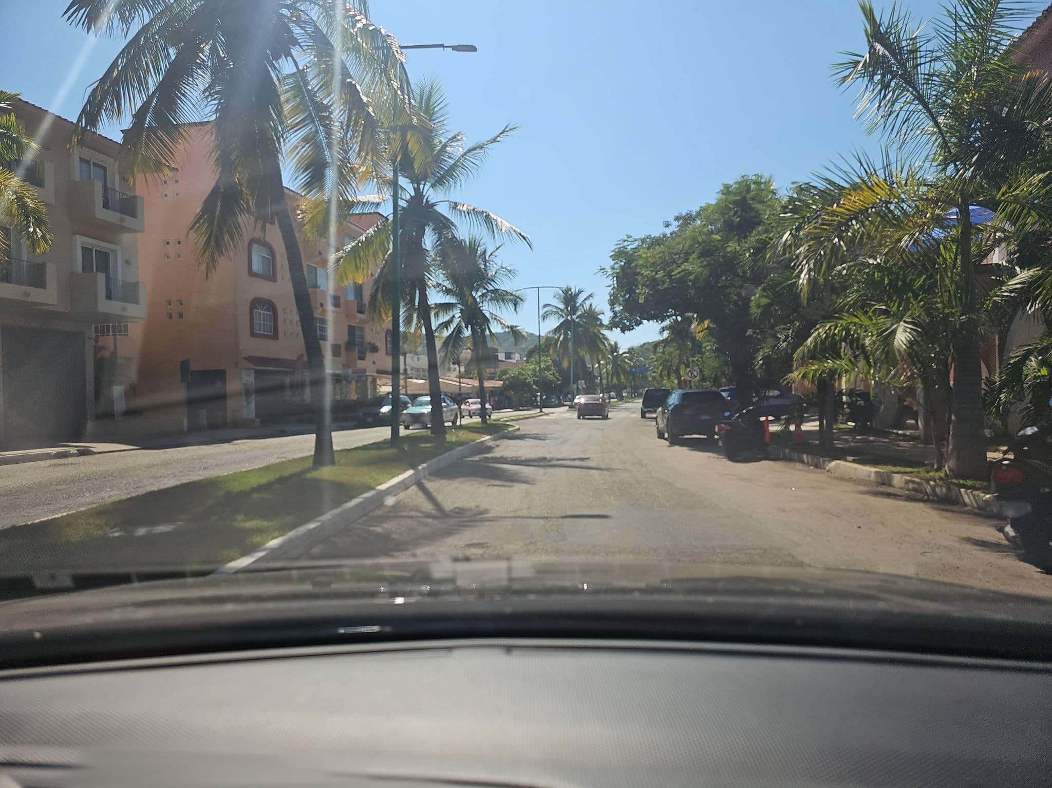 Street view near Alberca - Hotel Castillo Huatulco, Crucecita — © ezaratemx (CC BY-SA · Mapillary)