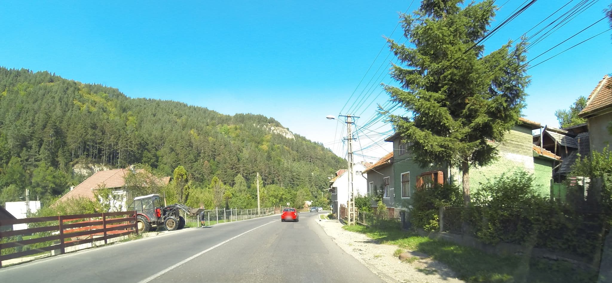 Street view near Piatra Craiului, Bran — © deeeznuuuts (CC BY-SA · Mapillary)