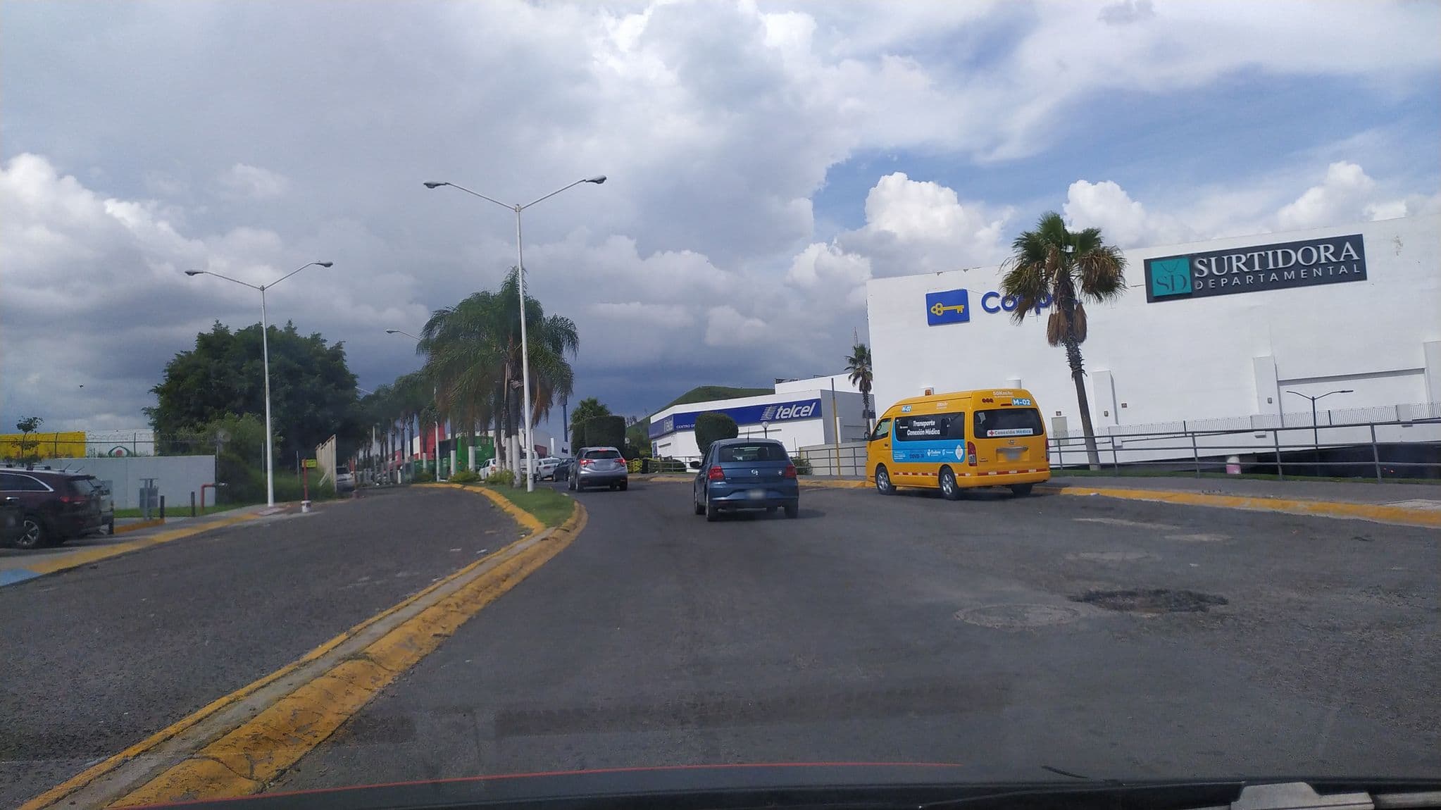 Street view near Abril de Occidente, Paseo del Prado — © xe1gyp (CC BY-SA · Mapillary)