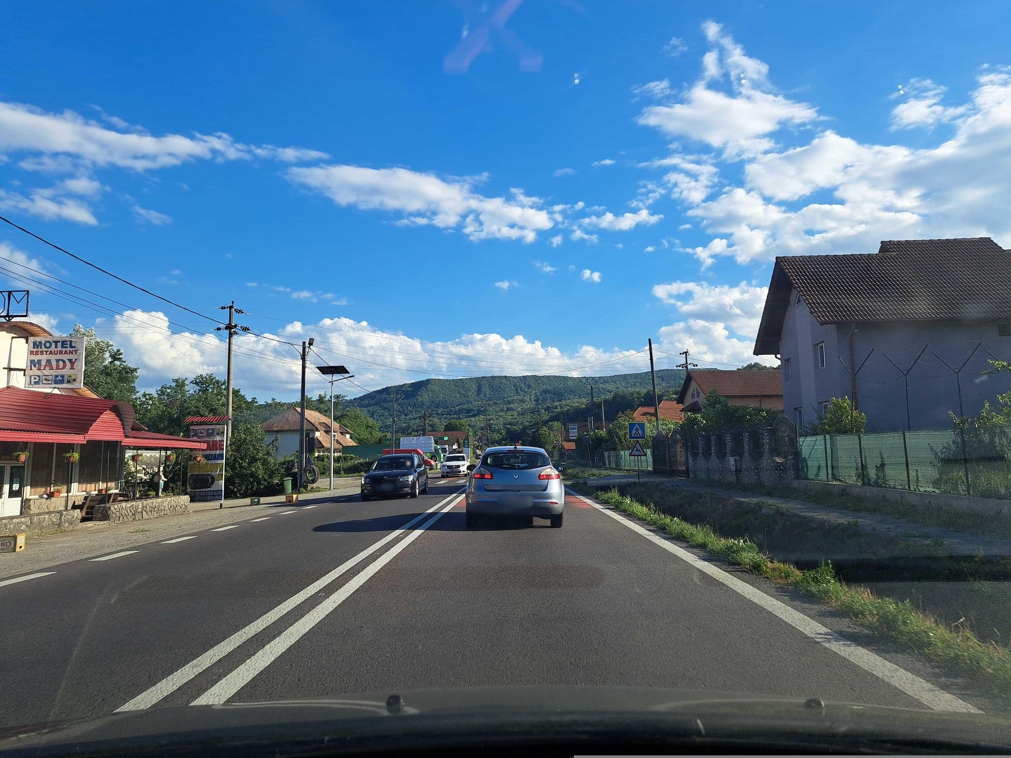 Street view near Hotel Mady **, Bujoreni — © tavi (CC BY-SA · Mapillary)