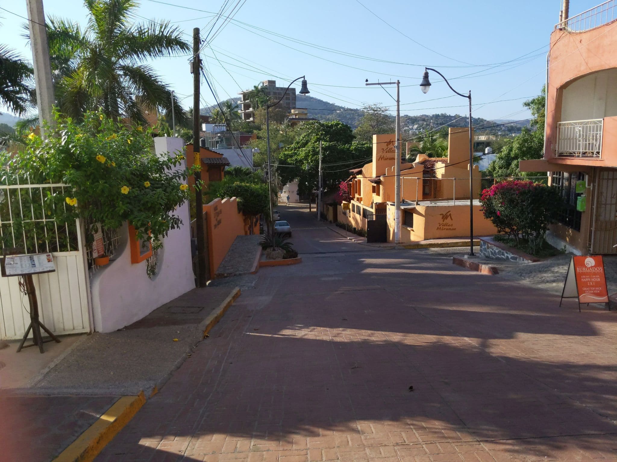 Street view near Zihuacaracol, Ixtapa-Zihuatanejo — © m1ch (CC BY-SA · Mapillary)