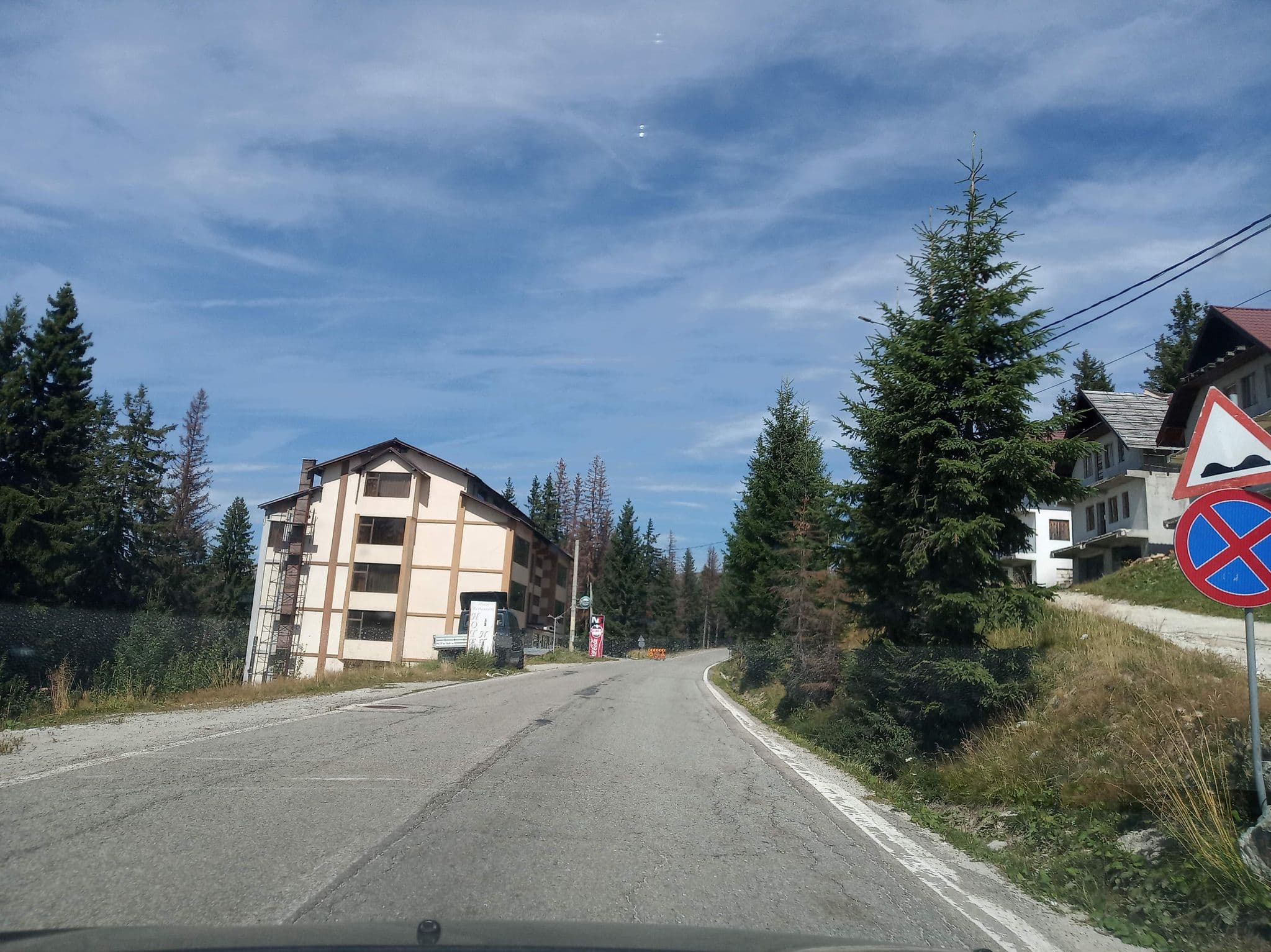 Street view near Pensiunea Avalanche, Polovragi — © tavi (CC BY-SA · Mapillary)