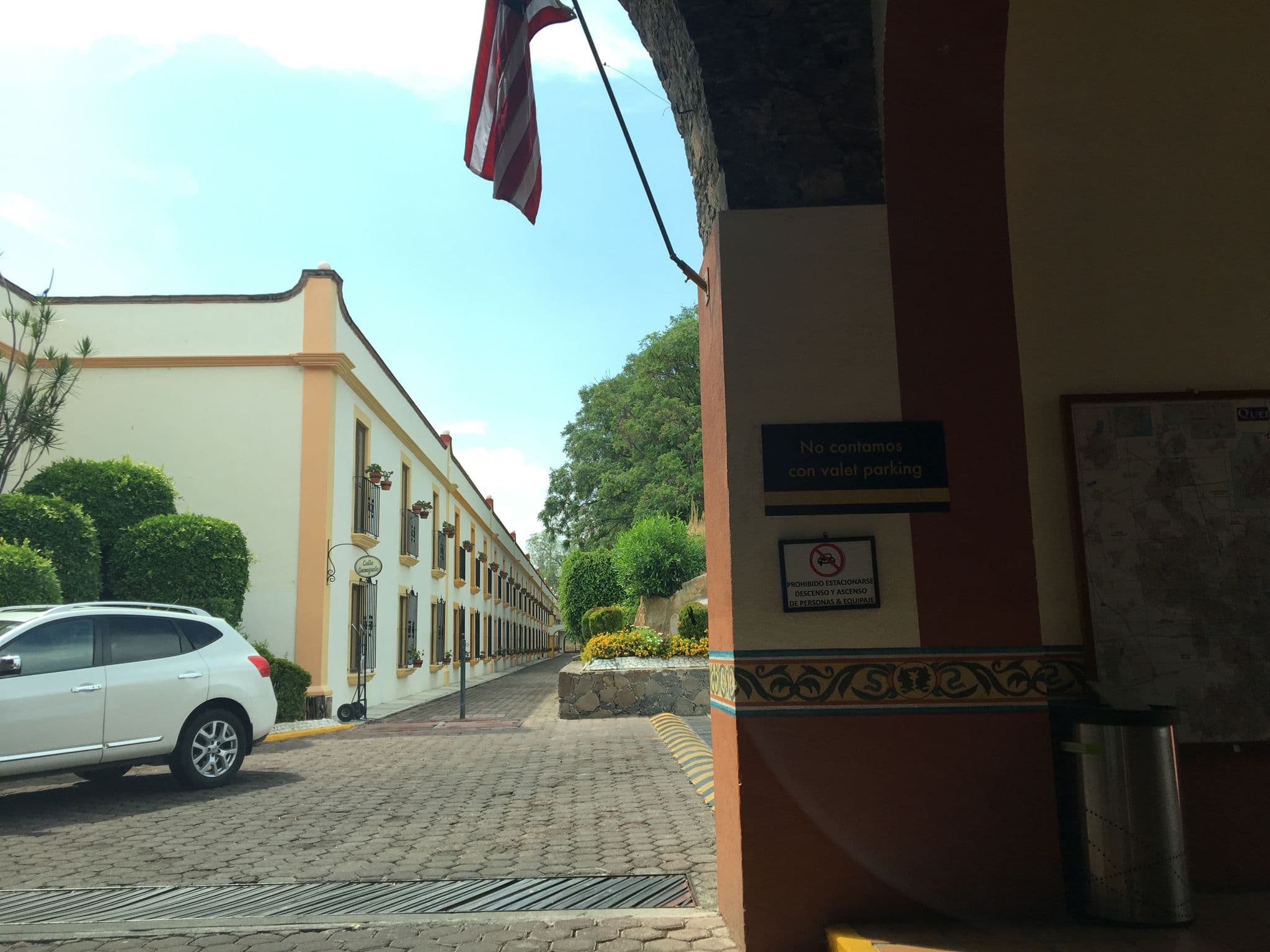 Street view near Hotel Misión - Juriquilla, Juriquilla — © ccossio (CC BY-SA · Mapillary)