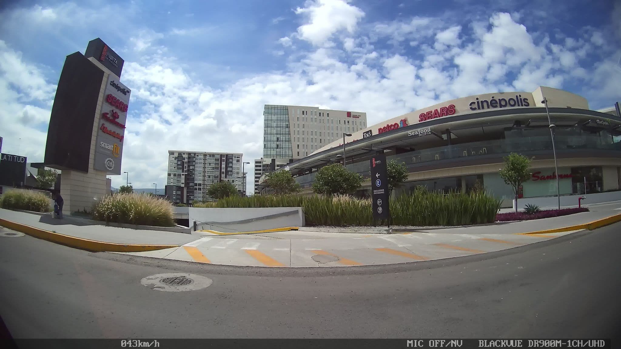 Street view near Fiesta Inn Express, Santiago de Querétaro — © kaart_1 (CC BY-SA · Mapillary)