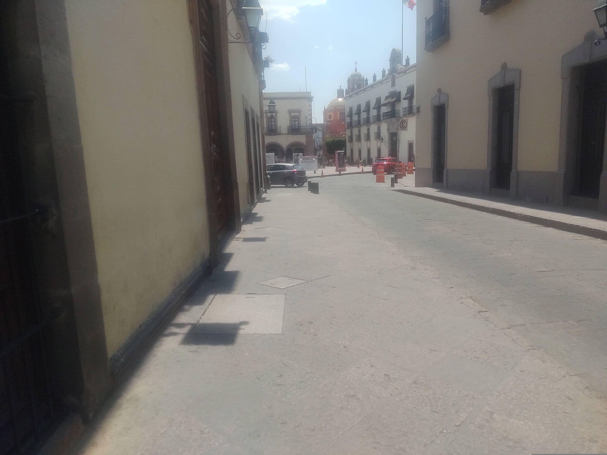 Street view near El Hostal de Casa Arcos, Santiago de Querétaro — © mapeadora (CC BY-SA · Mapillary)