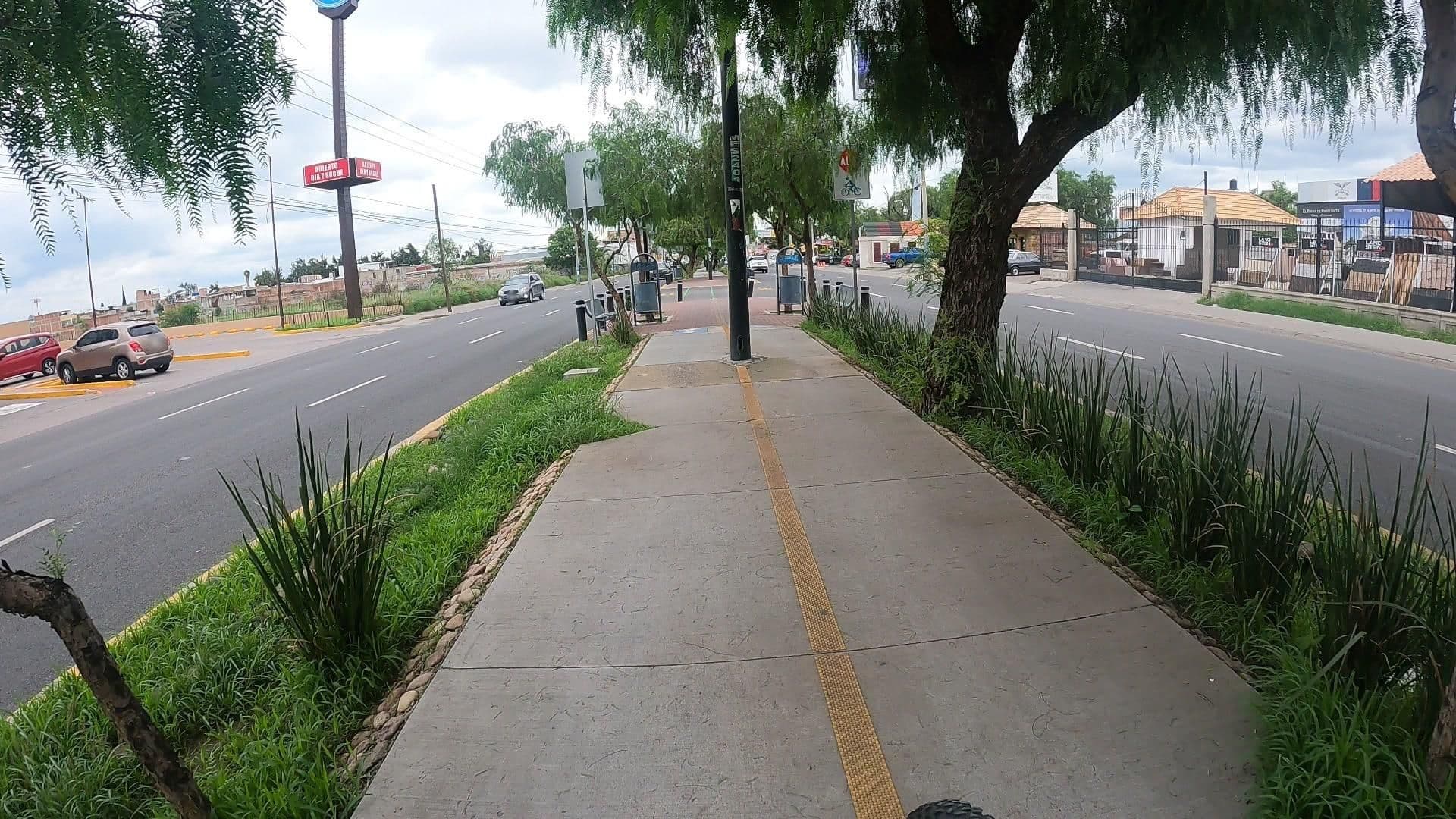 Street view near Cerrajeria Max, León de los Aldama — © Sandia_urbnbkr (CC BY-SA · Mapillary)