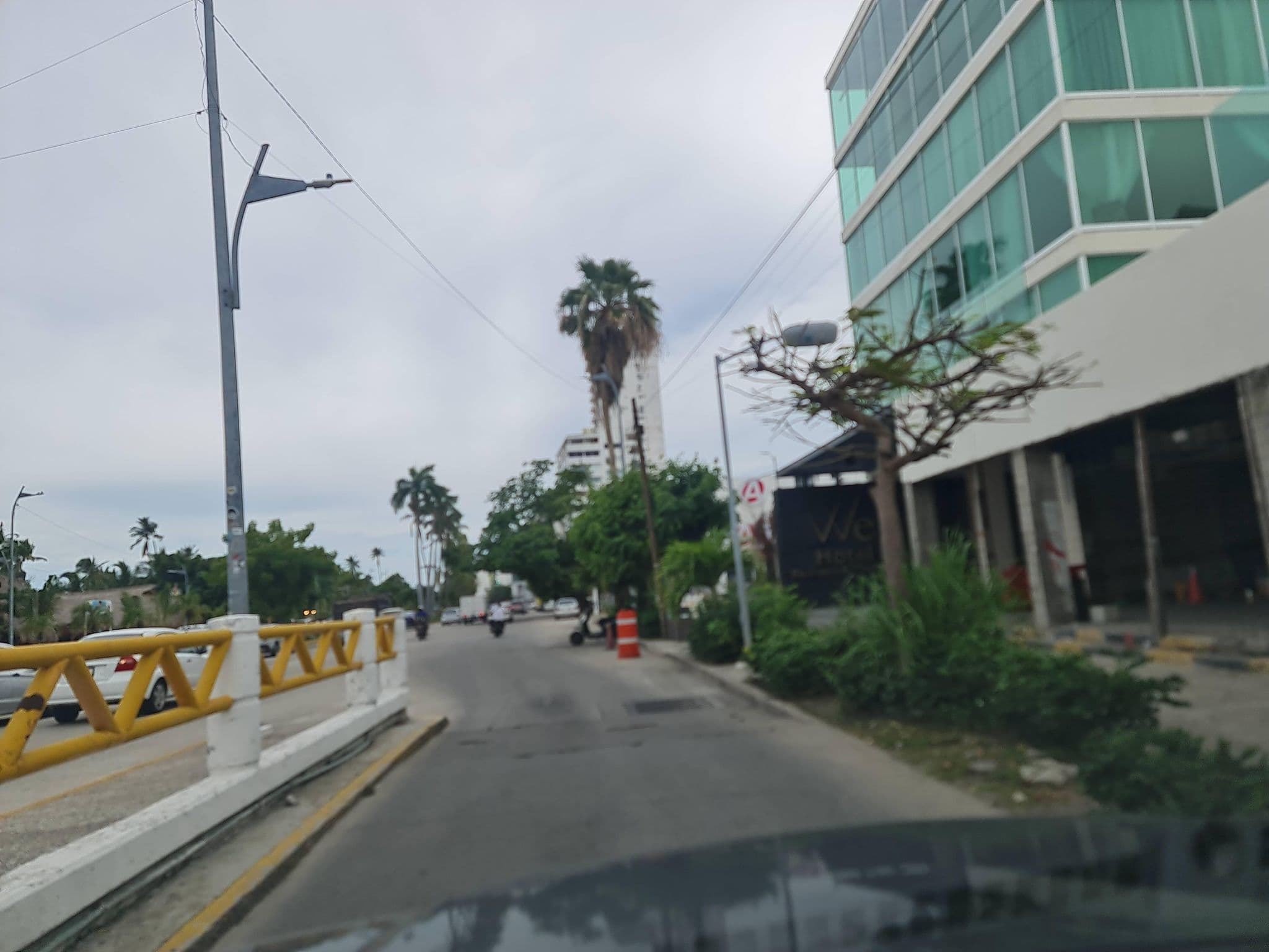 Street view near Hotel Ramada, Acapulco de Juárez — © SamOlivaresl (CC BY-SA · Mapillary)