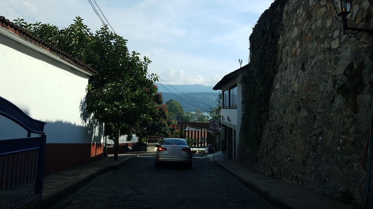 Street view near Araucaria Hotel Boutique, Valle de Bravo — © mdelatorre (CC BY-SA · Mapillary)