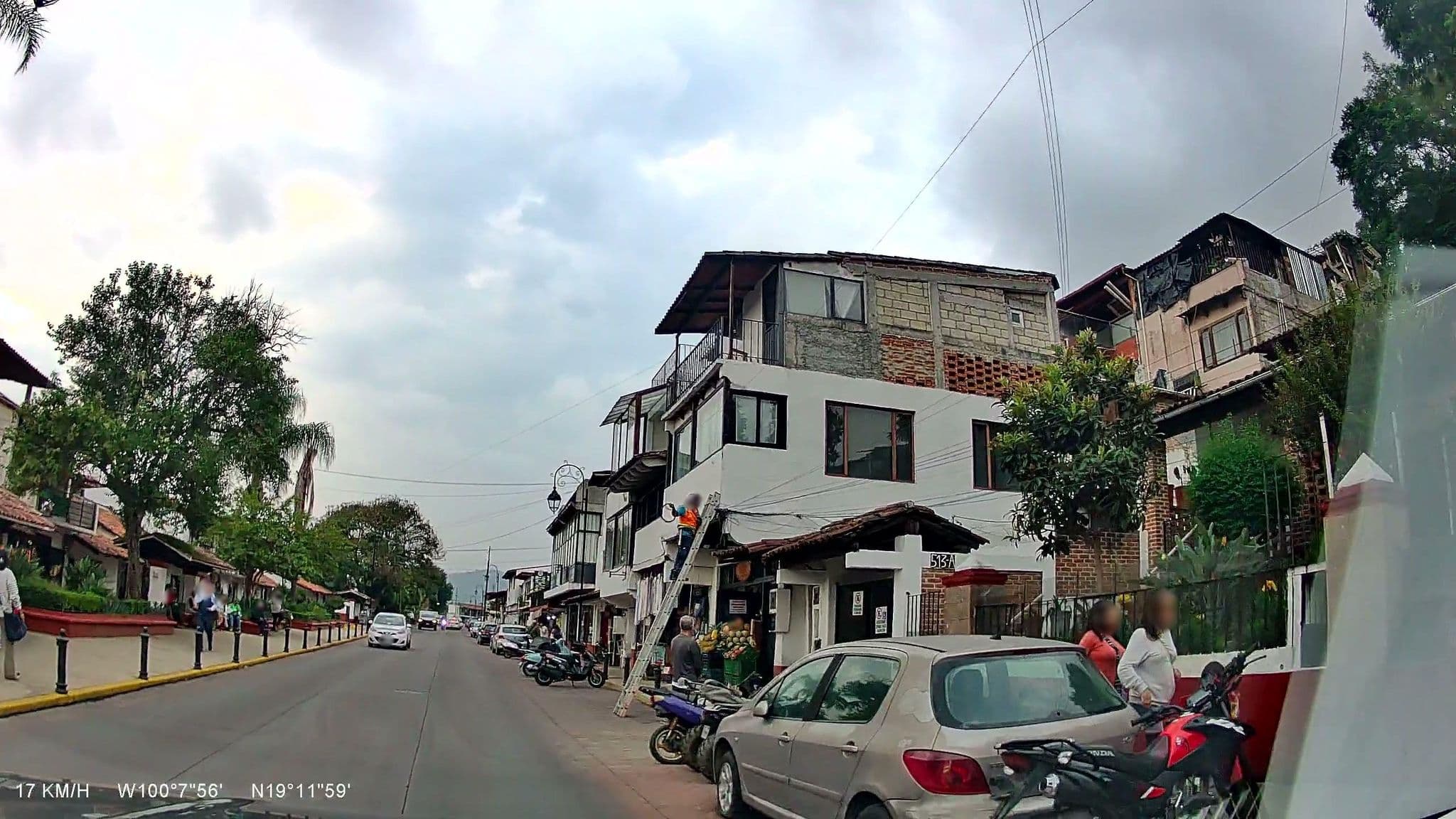 Street view near Hotel Ixtlan, Valle de Bravo — © vsalgado (CC BY-SA · Mapillary)
