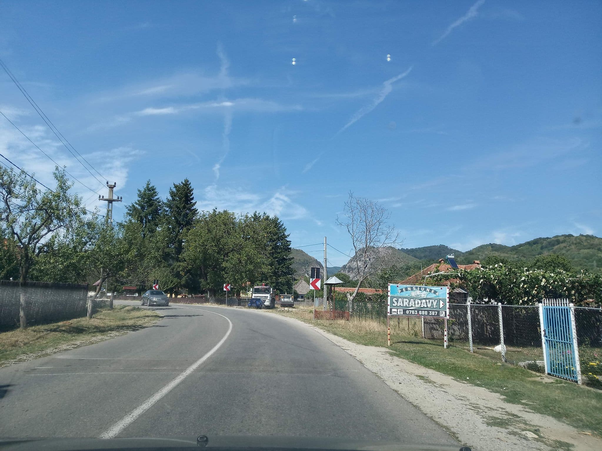 Street view near Pensiunea Saradavy, Polovragi — © tavi (CC BY-SA · Mapillary)