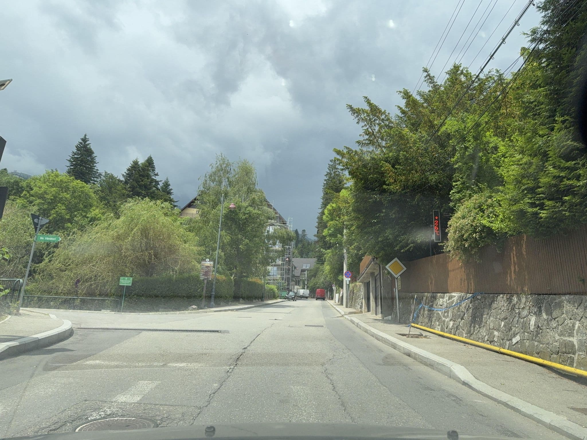 Street view near Pensiunea Aosta Garden, Sinaia — © tavi (CC BY-SA · Mapillary)