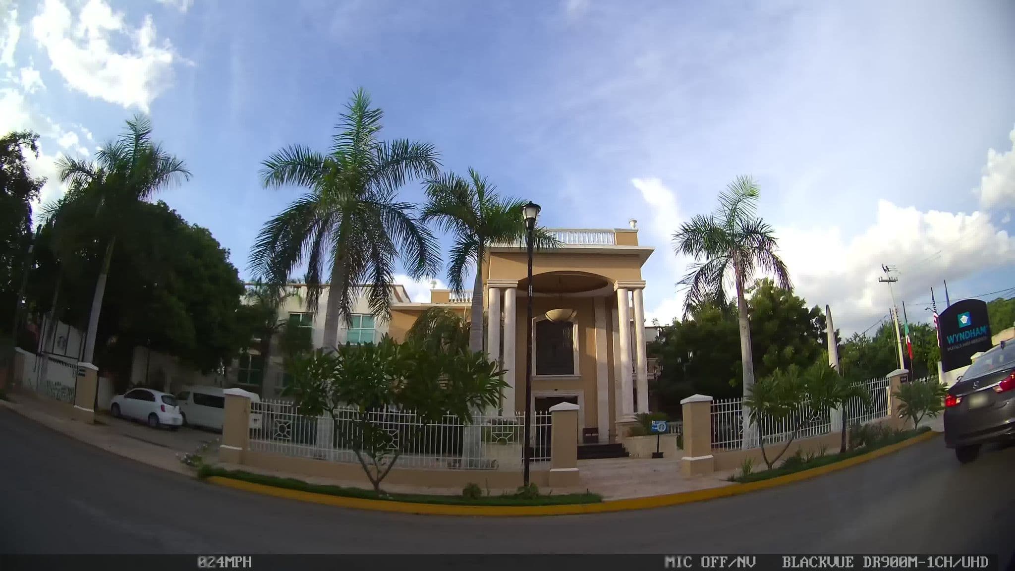 Street view near Hotel Doubletree by Hilton, Mérida — © kaart_2 (CC BY-SA · Mapillary)